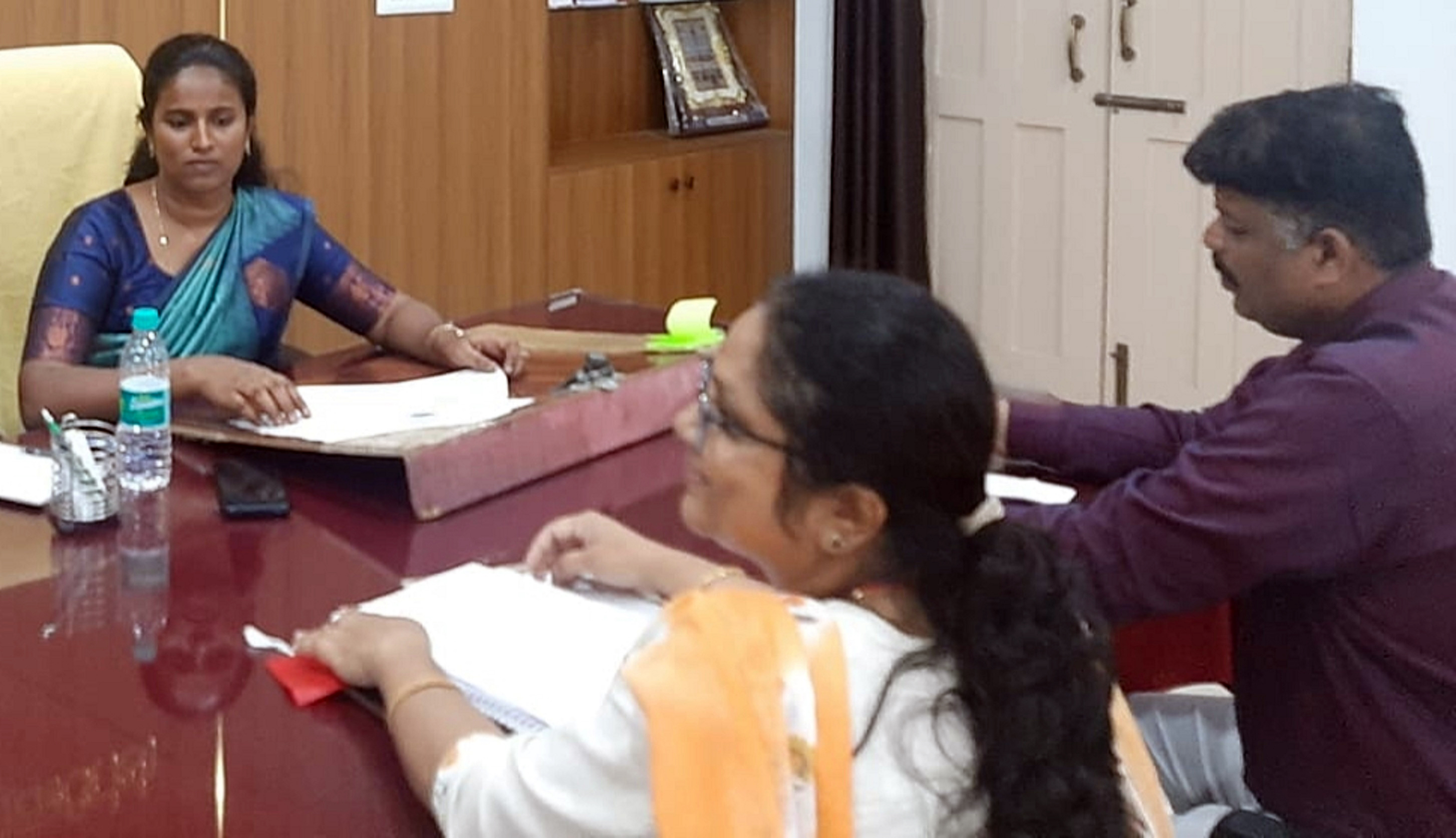 ಶ್ರೀರಂಗಪಟ್ಟಣ ತಾಲ್ಲೂಕಿನ ಮೊಗರಹಳ್ಳಿಯಲ್ಲಿ ಸರ್ಕಾರಿ ಜಮೀನಿನಲ್ಲಿ ಕಟ್ಟಿಕೊಂಡಿರುವ ಮನೆಗಳಿಗೆ ಇ–ಖಾತೆ ಮಾಡಿಕೊಡುವ ಸಂಬಂಧ ತಹಶೀಲ್ದಾರ್‌ ಚೇತನಾ ಯಾದವ್ ತಾ.ಪಂ ಇಒ ಎ.ಬಿ.ವೇಣು ಹೊಸಹಳ್ಳಿ ಗ್ರಾ.ಪಂ ಅಭಿವೃದ್ಧಿ ಅಧಿಕಾರಿ ಶಶಿಕಲಾ ಚರ್ಚೆ ನಡೆಸಿದರು