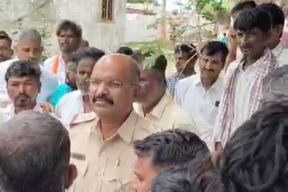 ಕವಿತಾಳ ಸಮೀಪದ ಆನಂದಗಲ್‌ ಗ್ರಾಮದಲ್ಲಿ ಅಂತ್ಯ ಸಂಸ್ಕಾರಕ್ಕೆ ಅಡ್ಡಿ ಪಡಿಸಿದ ಹಿನ್ನೆಲೆಯಲ್ಲಿ ಪಿಎಸ್‌ಐ ವೆಂಕಟೇಶ ನಾಯಕ ಭೇಟಿ ನೀಡಿ ಸ್ಥಳೀಯರ ಜೊತೆ ಚರ್ಚಿಸಿದರು
