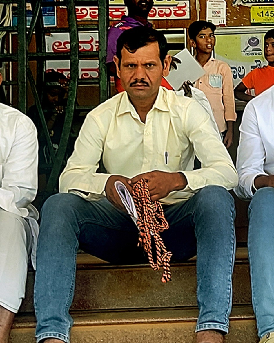 ಬಸವಕಲ್ಯಾಣದ ತಹಶೀಲ್ದಾರ್ ಕಚೇರಿ ಎದುರಲ್ಲಿ ಕೊಹಿನೂರನ ರೈತ ಪ್ರಶಾಂತ ಲಕಮಾಜಿ ಕೈಯಲ್ಲಿ ಹಗ್ಗ ಹಿಡಿದು ಕುಳಿತಿರುವುದು. ಜಿಲ್ಲಾ ಪಂಚಾಯಿತಿ ಮಾಜಿ ಸದಸ್ಯ ಆನಂದ ಪಾಟೀಲ ಶಿವಾ ಕಲ್ಲೋಜಿ ಉಪಸ್ಥಿತರಿದ್ದರು