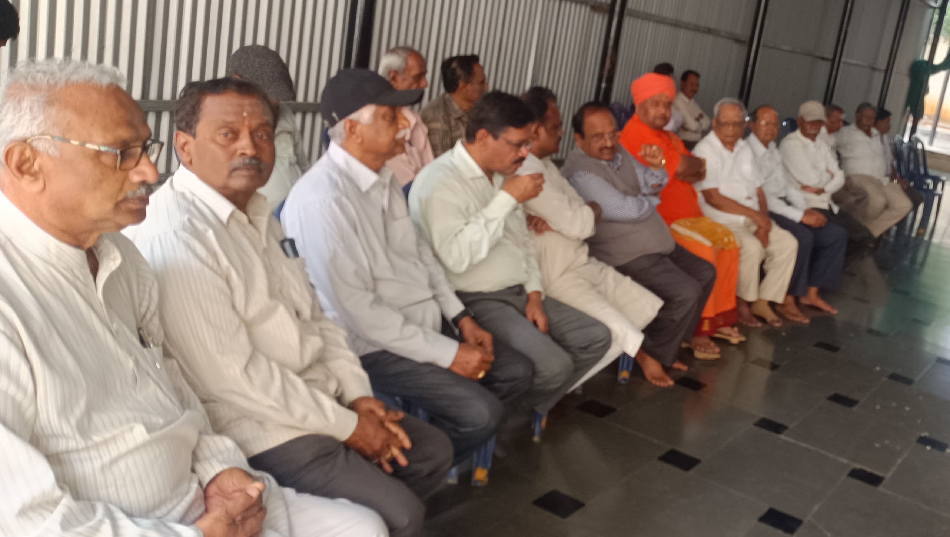 ಅಧಿಕಾರಿಗಳು ಸಂಘ ಸಂಸ್ಥೆಗಳ ಪದಾಧಿಕಾರಿಗಳು ಸ್ವಾಮೀಜಿಗಳು ಮುಖಂಡರು ಹರಿಕಥಾ ವಿದ್ವಾನ್ ಎನ್.ಆರ್.ಜ್ಞಾನಮೂರ್ತಿ ಅವರ ಪಾರ್ಥಿವ ಶರೀರದ ಅಂತಿಮ ದರ್ಶನ ಪಡೆದರು