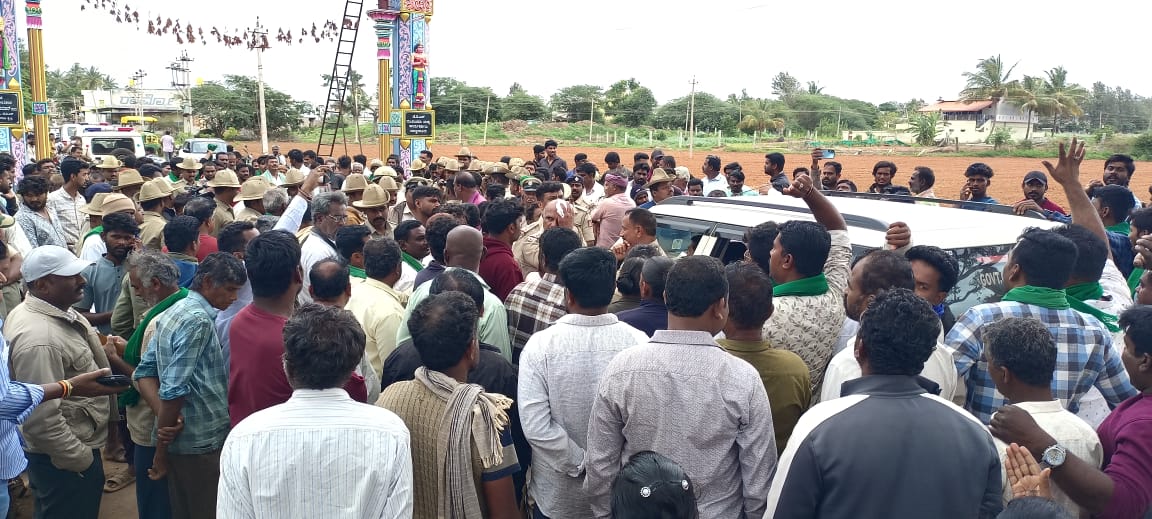 ಯಣ್ಣಂಗೂರು ಗ್ರಾಮಕ್ಕೆ ಭೂಸ್ವಾಧೀನಾಧಿಕಾರಿಗಳ ತಂಡವನ್ನು ಊರೊಳಗೆ ಬಿಡುವುದಿಲ್ಲವೆಂದು ರೈತರು ಊರ ಬಾಗಿಲಿನಲ್ಲಿ ಅಡ್ಡಗಟ್ಟಿರುವುದು