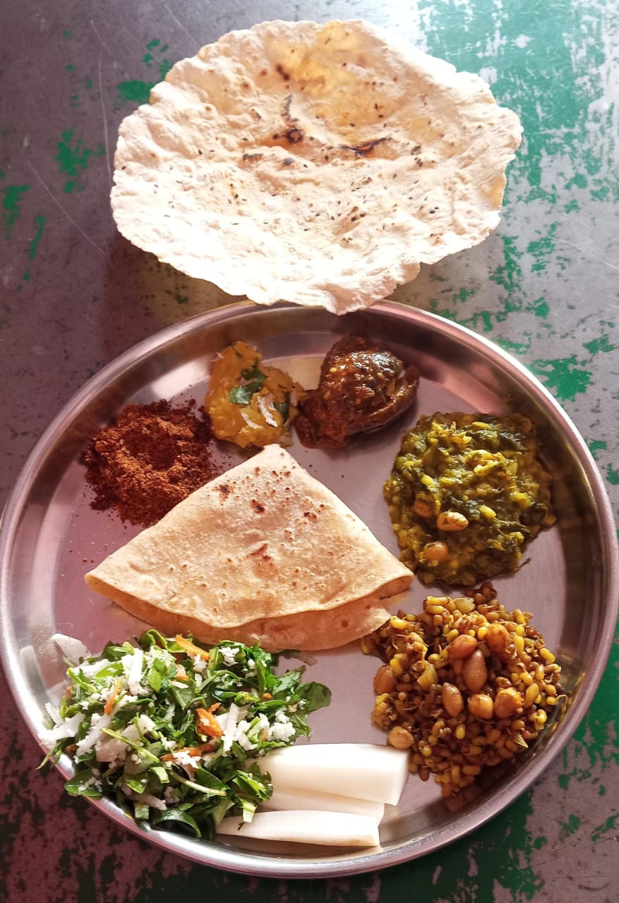 ನಾಗರ ಪಂಚಮಿಯ ಅಂಗವಾಗಿ ಭಾನುವಾರ ರೊಟ್ಟಿಯ ಹಬ್ಬದ ಅಂಗವಾಗಿ ಚೋಳ ಮತ್ತು ಸಜ್ಜೆ ರೊಟ್ಟಿಯನ್ನು ಮಾಡಿ ದೇವರಿಗೆ ನೈವೇದ್ಯ ಸಮರ್ಪಿಸಿದರು
