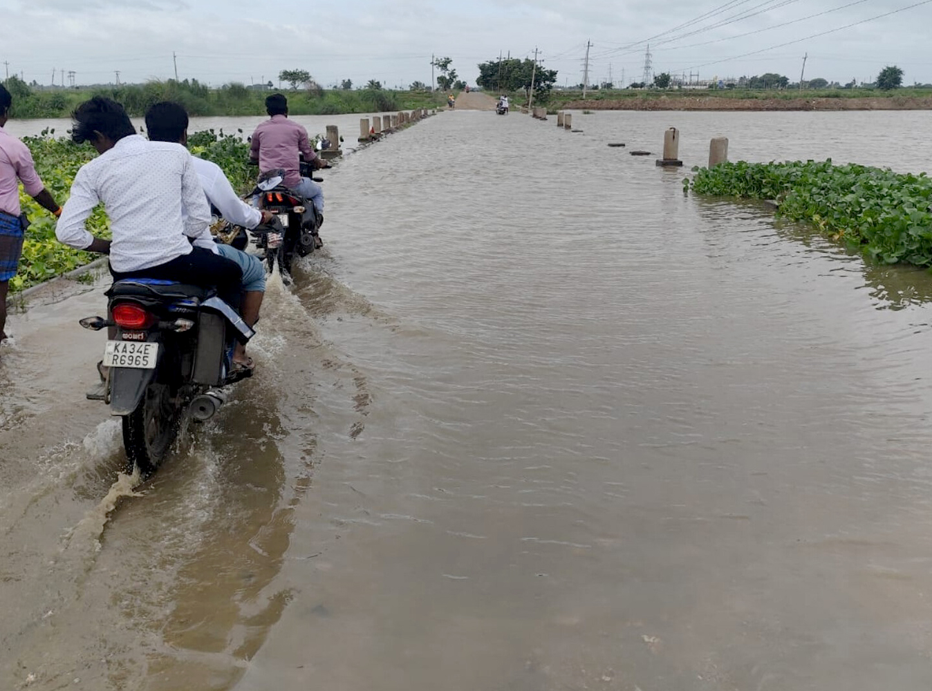 ಕಂಪ್ಲಿ ತಾಲ್ಲೂಕು ಸಣಾಪುರ-ಇಟಗಿ ಗ್ರಾಮ ಸಂಪರ್ಕದ ನಾರಿಹಳ್ಳ ಸೇತುವೆಗೆ ನದಿ ಹಿನ್ನೀರು ನುಗ್ಗಿರುವುದು