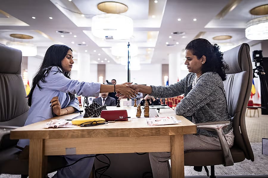 FIDE Women's World Cup | ಕೋನೇರು ಹಂಪಿ ಮಣಿಸಿದ ದಿವ್ಯಾ ದೇಶಮುಖ್‌ ಚಾಂಪಿಯನ್