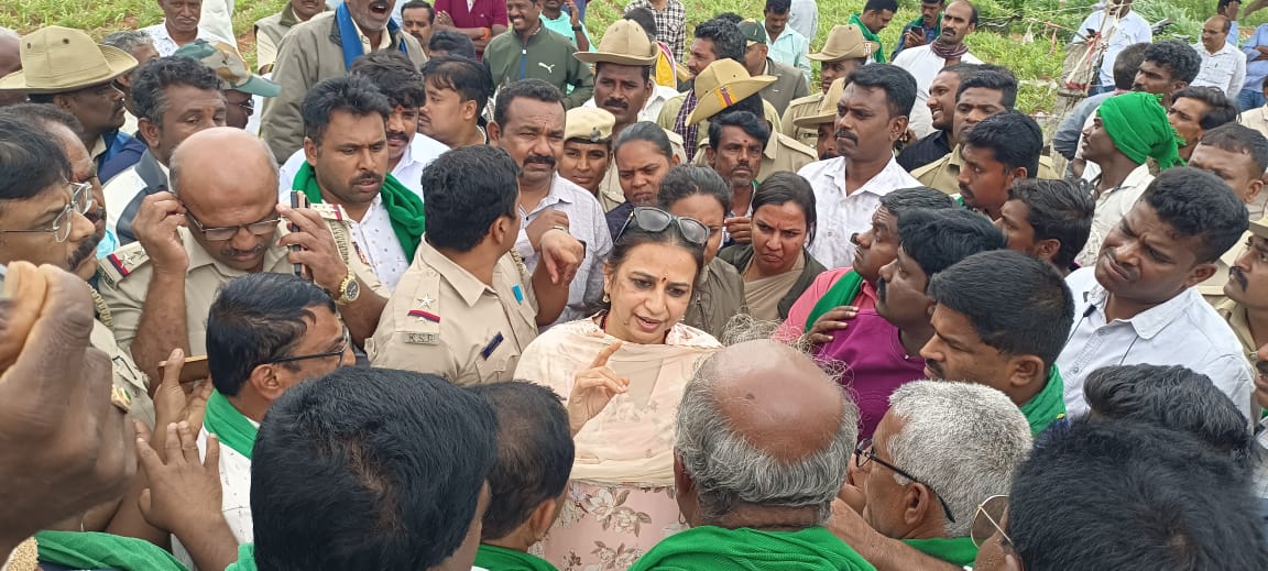 ರೈತರೊಂದಿಗೆ ವಿಶೇಷ ಭೂಸ್ವಾಧೀನಾಧಿಕಾರಿ ಹರಿಶಿಲ್ಪಾ ಅವರು ಮಾತುಕತೆ ನಡೆಸಿದರು