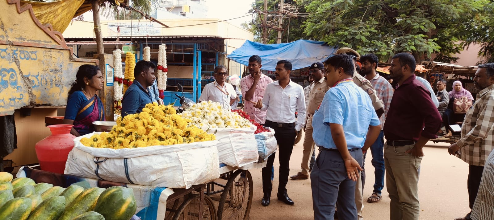 ವಿಜಯಪುರ ಪಟ್ಟಣದಲ್ಲಿ ಪಾದಾಚಾರಿ ಮಾರ್ಗವಾಗಿ ತೆರೆದಿರುವ ಮಳಿಗೆಗಳನ್ನು ಲೋಕಾಯುಕ್ತ  ಅಧಿಕಾರಿಗಳು ವೀಕ್ಷಿಸಿದರು. 