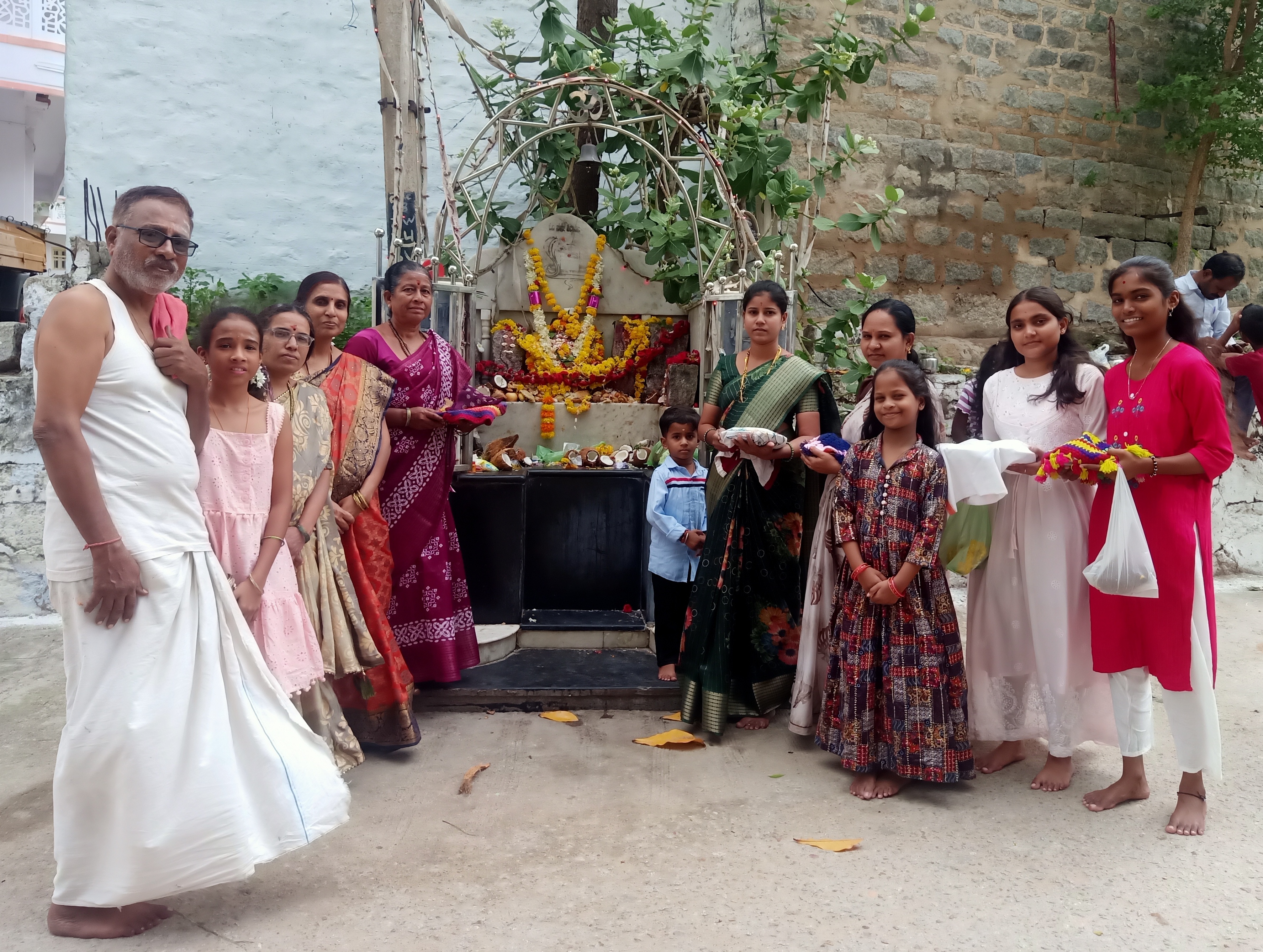 ಯಾದಗಿರಿ ನಗರದ ಕಾಜಗಾರ ವಾಡಿ ಬಡಾವಣೆಯಲ್ಲಿ ನಾಗರ ಪಂಚಮಿ ಹಬ್ಬದ ಅಂಗವಾಗಿ ಮಹಿಳೆಯರು ಮಕ್ಕಳು ನಾಗರ ಮೂರ್ತಿಗಳಿಗೆ ಹಾಲು ಎರೆದು ವಿಶೇಷ ಪೂಜೆ ಸಲ್ಲಿಸಿದರು