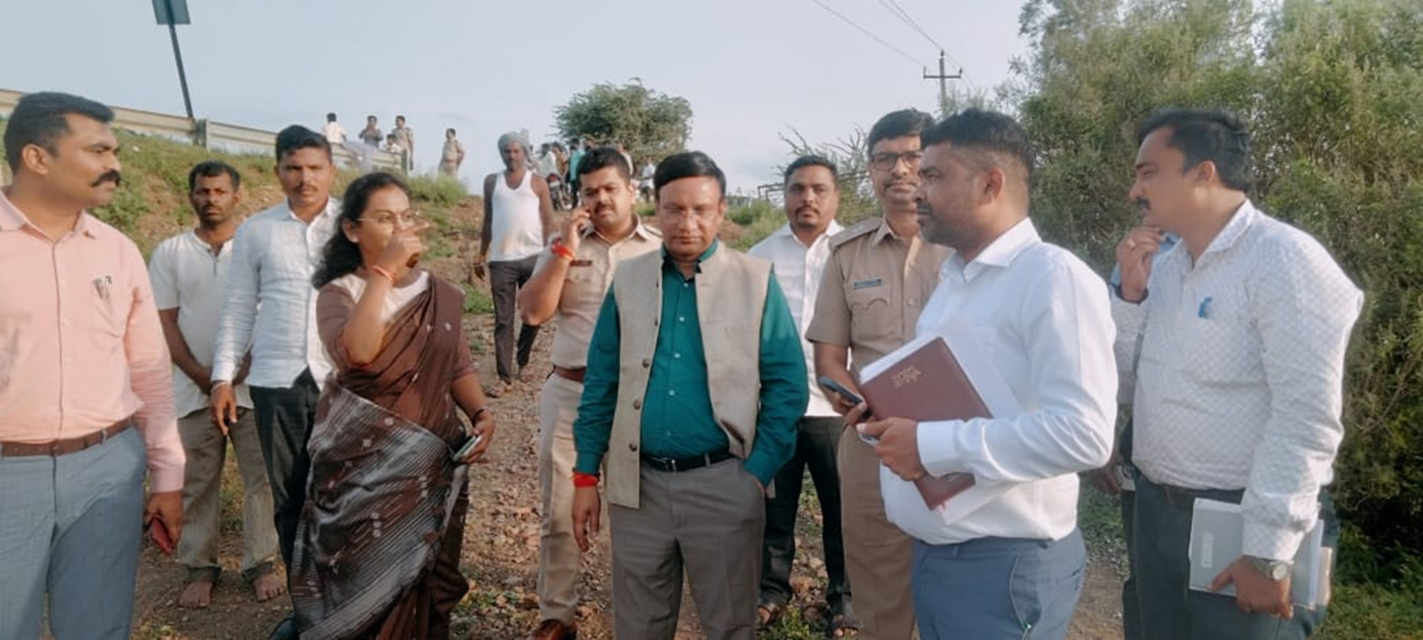 ಮುಧೋಳ ಸೋಮವಾರ ಜಿಲ್ಲಾಧಿಕಾರಿ ಸಂಗಪ್ಪ ಎಸ್‍ಪಿ ಸಿದ್ಧಾರ್ಥ ಗೋಯಲ್ ಎಸಿ ಸ್ವೇತಾ ಬೀಡಿಕರ ಜಾಲಿಬೇರಿ ಬ್ಯಾರೇಜ್ ವಿಕ್ಷಣೆಮಾಡಿ ಪ್ರವಾಹ ಪರಿಸ್ಥಿತಿ ಅವಲೋಕಿಸಿದರು