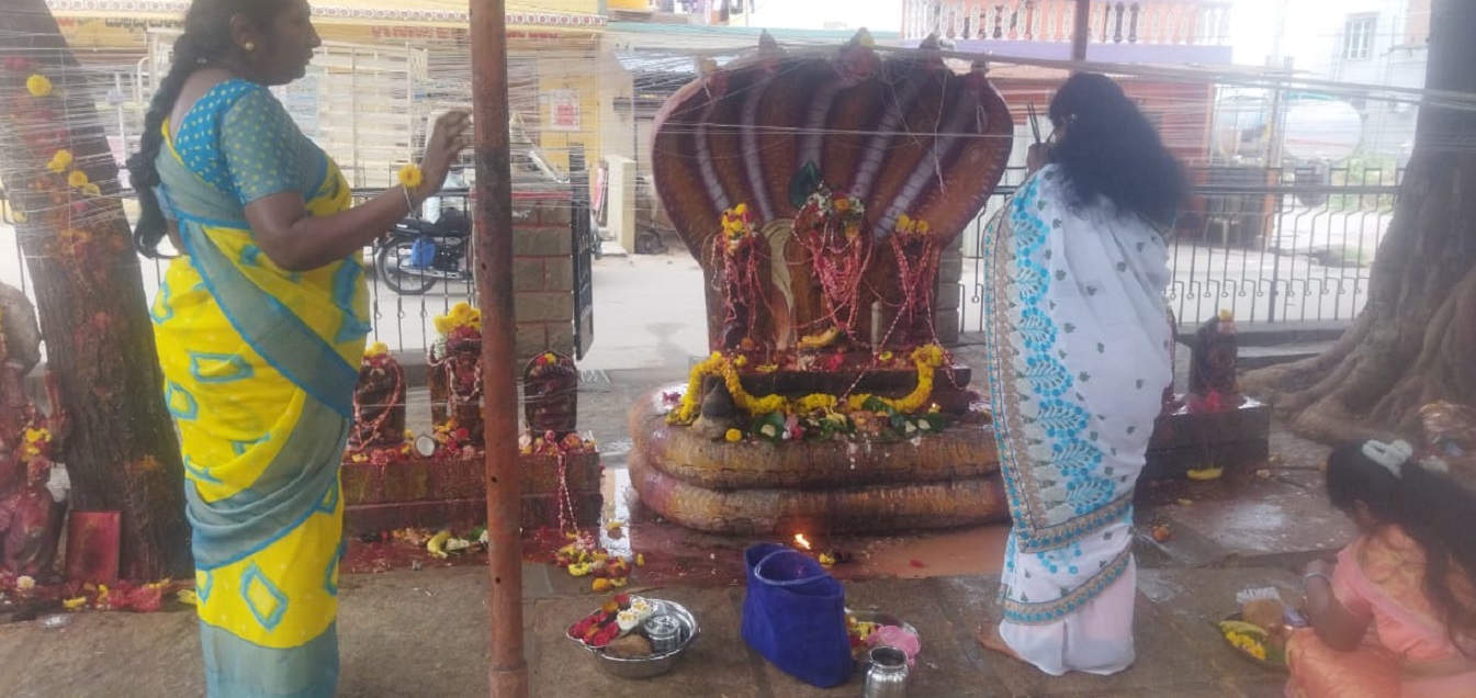ಕೋಲಾರದ ಸಂತೆ ಮೈದಾನದ ಬಳಿಯ  ನಾಗೇಶ್ವರಿ ದೇಗುಲದಲ್ಲಿ ಭಕ್ತರಿಂದ ಪೂಜೆ