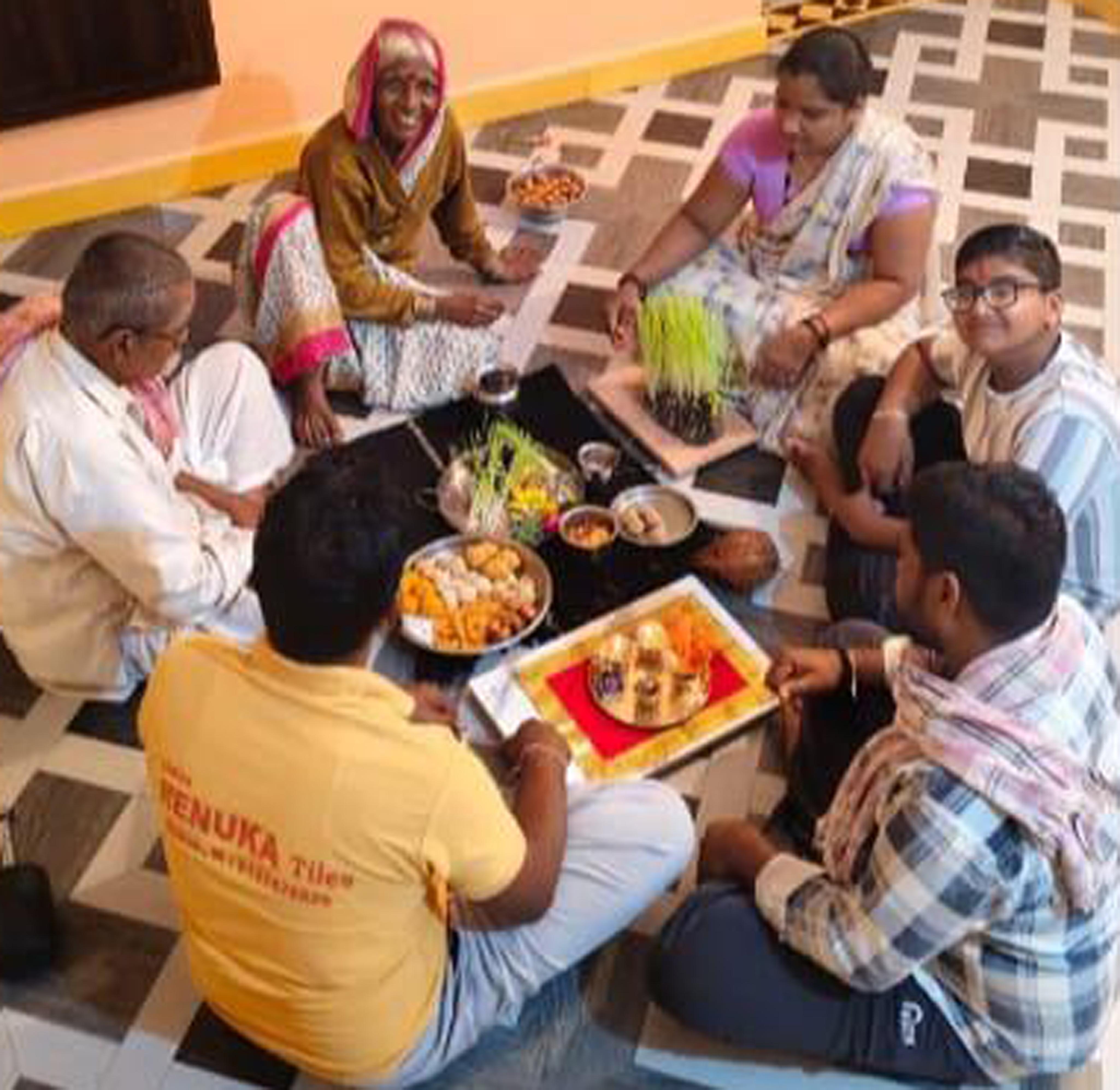 ಹುಕ್ಕೇರಿ ತಾಲ್ಲೂಕಿನ ಹೊಸೂರ್ ಗ್ರಾಮದ ಕುಟುಂಬಸ್ಥರು ನಾಗರ ಪಂಚಮಿ ಅಂಗವಾಗಿ ಸೋಮವಾರ ಮಣ್ಣಿನ ನಾಗ ಮೂರ್ತಿಗೆ ಹಾಲು ಎರೆದರು.
