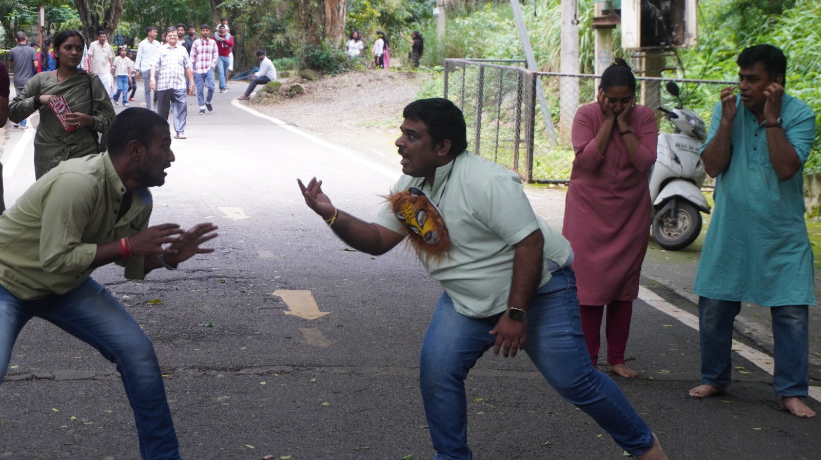 ಪ್ರವಾಸಿಗರ ಹುಲಿ ಕುಣಿತ 