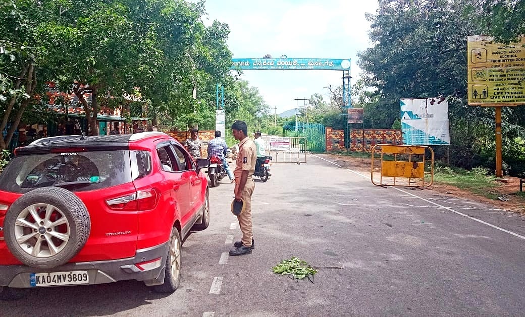 ಮುತ್ತತ್ತಿ ಪ್ರವಾಸಿ ತಾಣ: ಪ್ರವಾಸಿಗರಿಗೆ ಪ್ರವೇಶ ನಿಷೇಧ