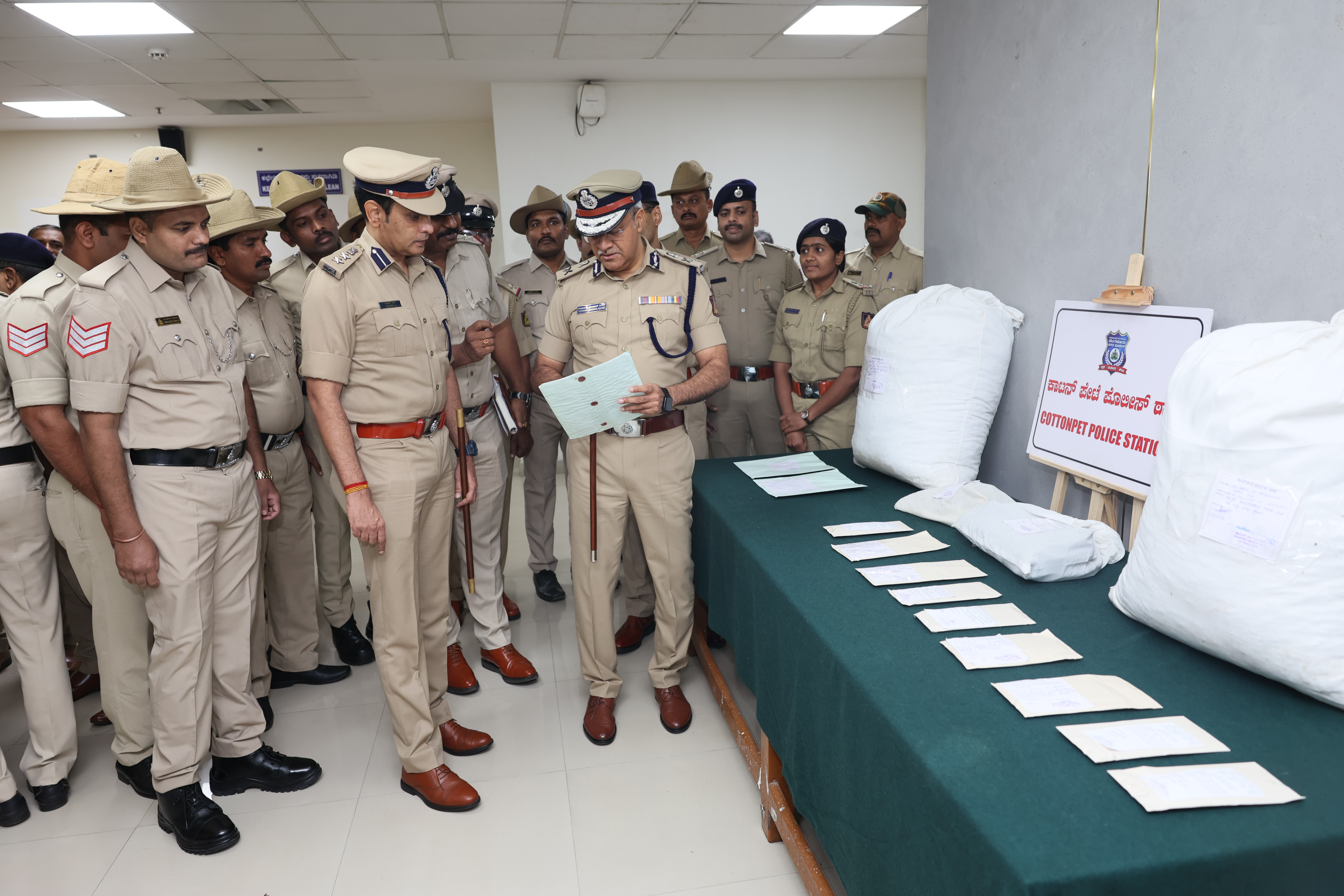 ಆರೋಪಿಗಳಿಂದ ಜಪ್ತಿ ಮಾಡಿಕೊಳ್ಳಲಾದ ಡ್ರಗ್ಸ್ ಅನ್ನು ನಗರ ಪೊಲೀಸ್ ಕಮಿಷನರ್ ಸೀಮಂತ್‌ ಕುಮಾರ್ ಸಿಂಗ್ ಅವರು ಪರಿಶೀಲಿಸಿದರು 
