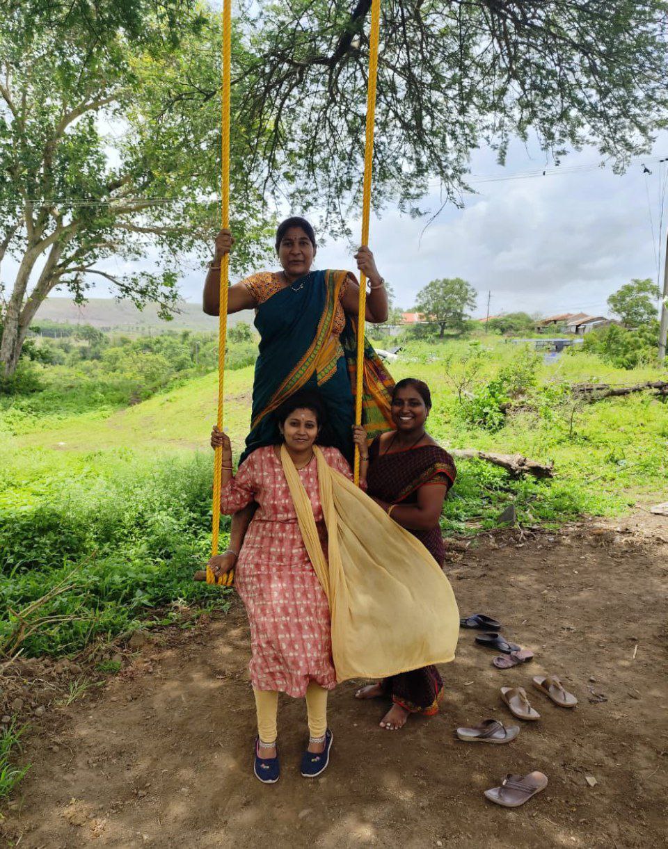ಚಿಕ್ಕೋಡಿ ಪಟ್ಟಣದ ಹೊರವಲಯದ ತೋಟವೊಂದರಲ್ಲಿ ನಾಗರ ಪಂಚಮಿ ಅಂಗವಾಗಿ ಮಹಿಳೆಯರು ಮರಕ್ಕೆ ಜೋಕಾಲಿ ಕಟ್ಟಿ ಜೀಕಿ ಖುಷಿಪಟ್ಟರು
ಪ್ರಜಾವಾಣಿ ಚಿತ್ರ: ಚಂದ್ರಶೇಖರ ಎಸ್.ಚಿನಕೇಕರ