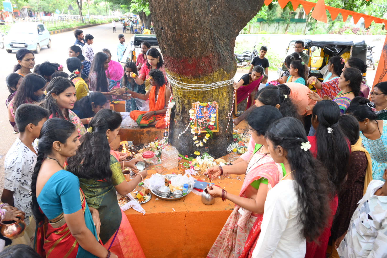 ಬೀದರ್‌ನ ಜನವಾಡ ರಸ್ತೆಯ ನಾಗಪ್ಪನ ಕಟ್ಟೆಯಲ್ಲಿ ಮಹಿಳೆಯರು ವಿಶೇಷ ಪೂಜೆ ಸಲ್ಲಿಸಿದರು