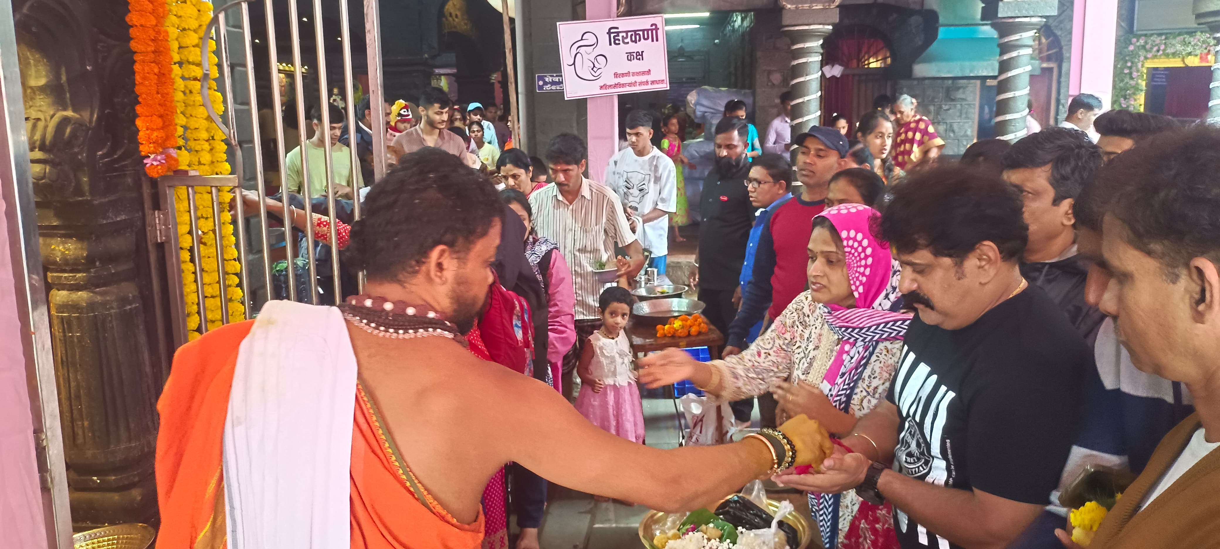 ನಾಗರ ಪಂಚಮಿ ಅಂಗವಾಗಿ ಬೆಳಗಾವಿಯ ಕಪಿಲೇಶ್ವರ ದೇವಸ್ಥಾನದಲ್ಲಿ ಮಂಗಳವಾರ ಭಕ್ತರ ಸಂಖ್ಯೆ ಹೆಚ್ಚಿತ್ತು