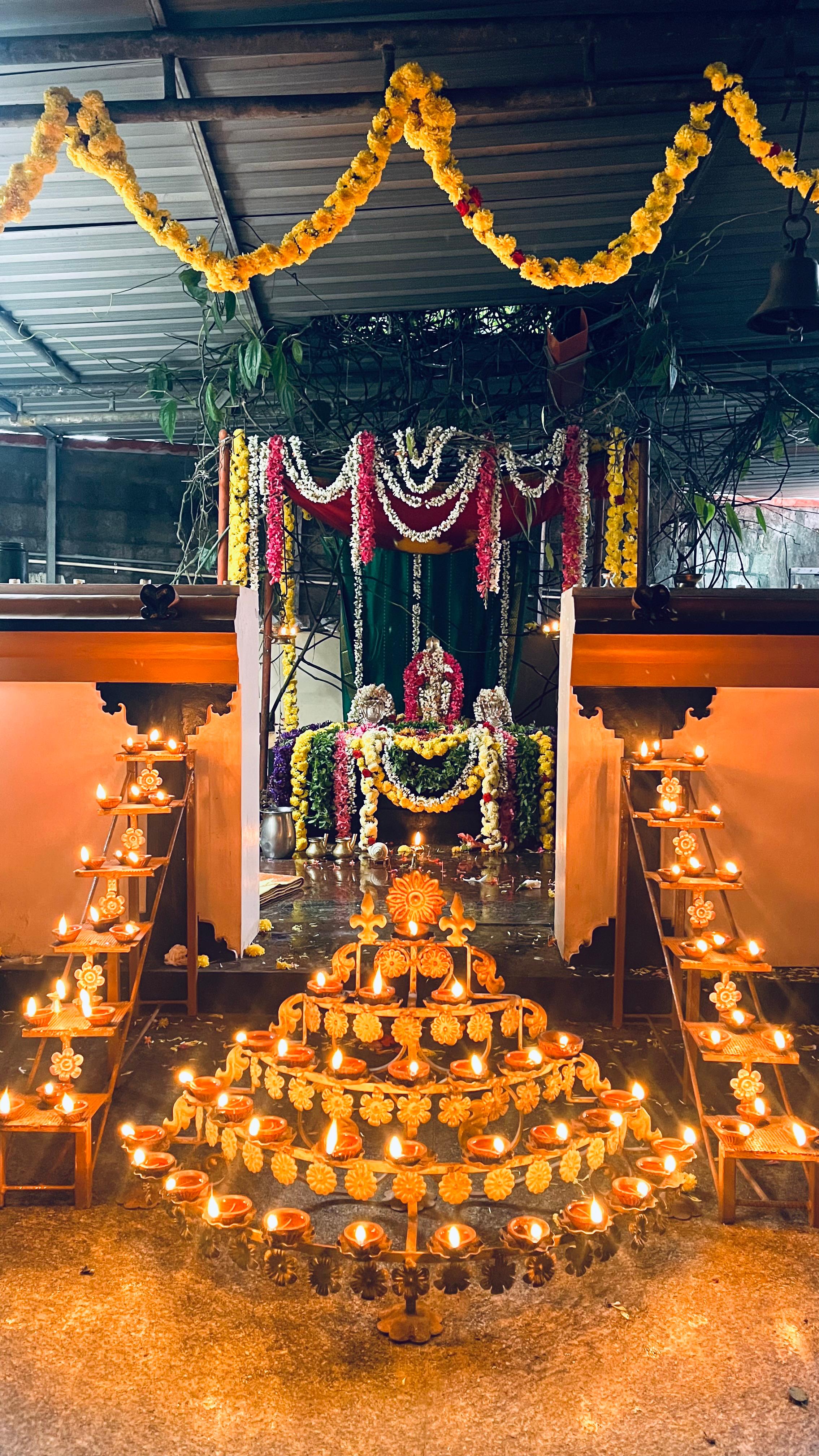 ಸೋಮವಾರಪೇಟೆ ಮುತ್ತಪ್ಪ ಮತ್ತು ಅಯ್ಯಪ್ಪ ದೇವಾಲಯದ ಆವರಣದಲ್ಲಿ ನಾಗರ ಬನದಲ್ಲಿ ಹೂವಿನ ಅಲಂಕಾರ ಮಾಡಿರುವುದು. 