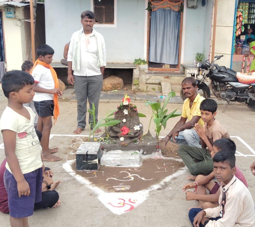 ನರಗುಂದದ ಹಾಲಭಾವಿ ಕೆರೆ ಓಣಿಯಲ್ಲಿ ಬೃಹತ್ ಮಣ್ಣಿನ ನಾಗದೇವತೆ ನಿರ್ಮಿಸಿ ವಿಶೇಷ ಅಲಂಕಾರದಿಂದ ಪೂಜೆ ಸಲ್ಲಿಸಿ ಹಾಲೆರೆದು ಸಂಭ್ರಮಿಸಿದರು.
