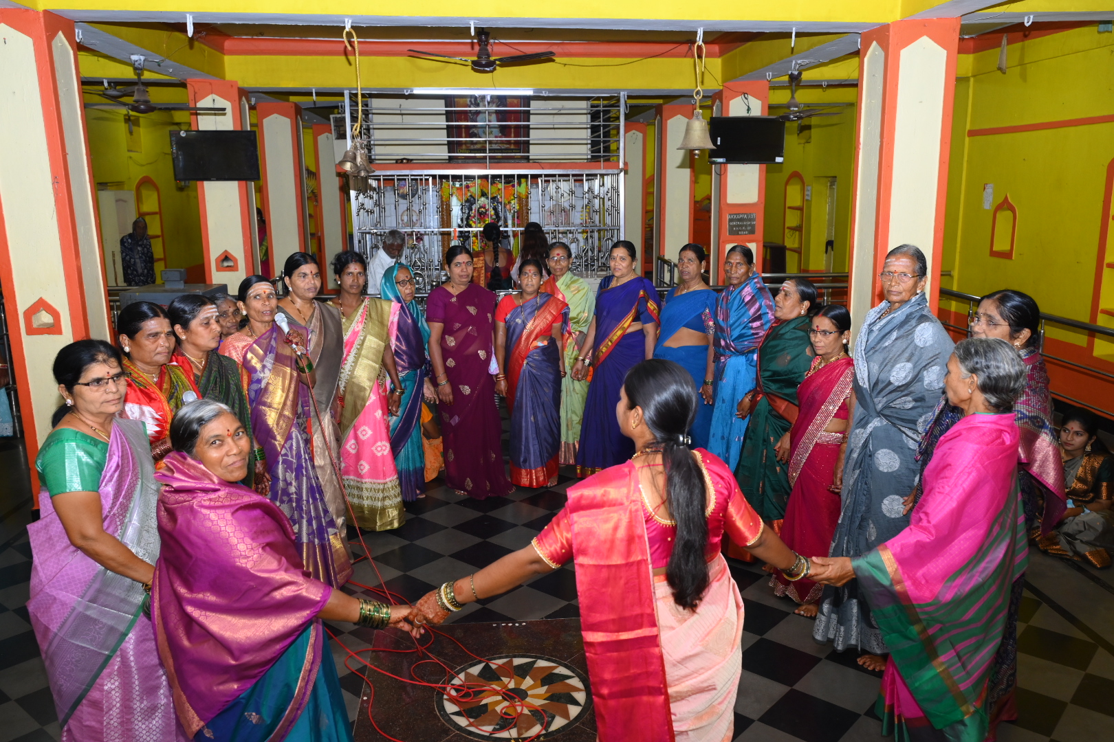 ಬೀದರ್‌ನ ಕುಂಬಾರವಾಡ ಭವಾನಿ ಮಂದಿರದಲ್ಲಿ ಮಹಿಳೆಯರು ನಾಗರಪಂಚಮಿ ಹಾಡು ಹಾಡಿದರು