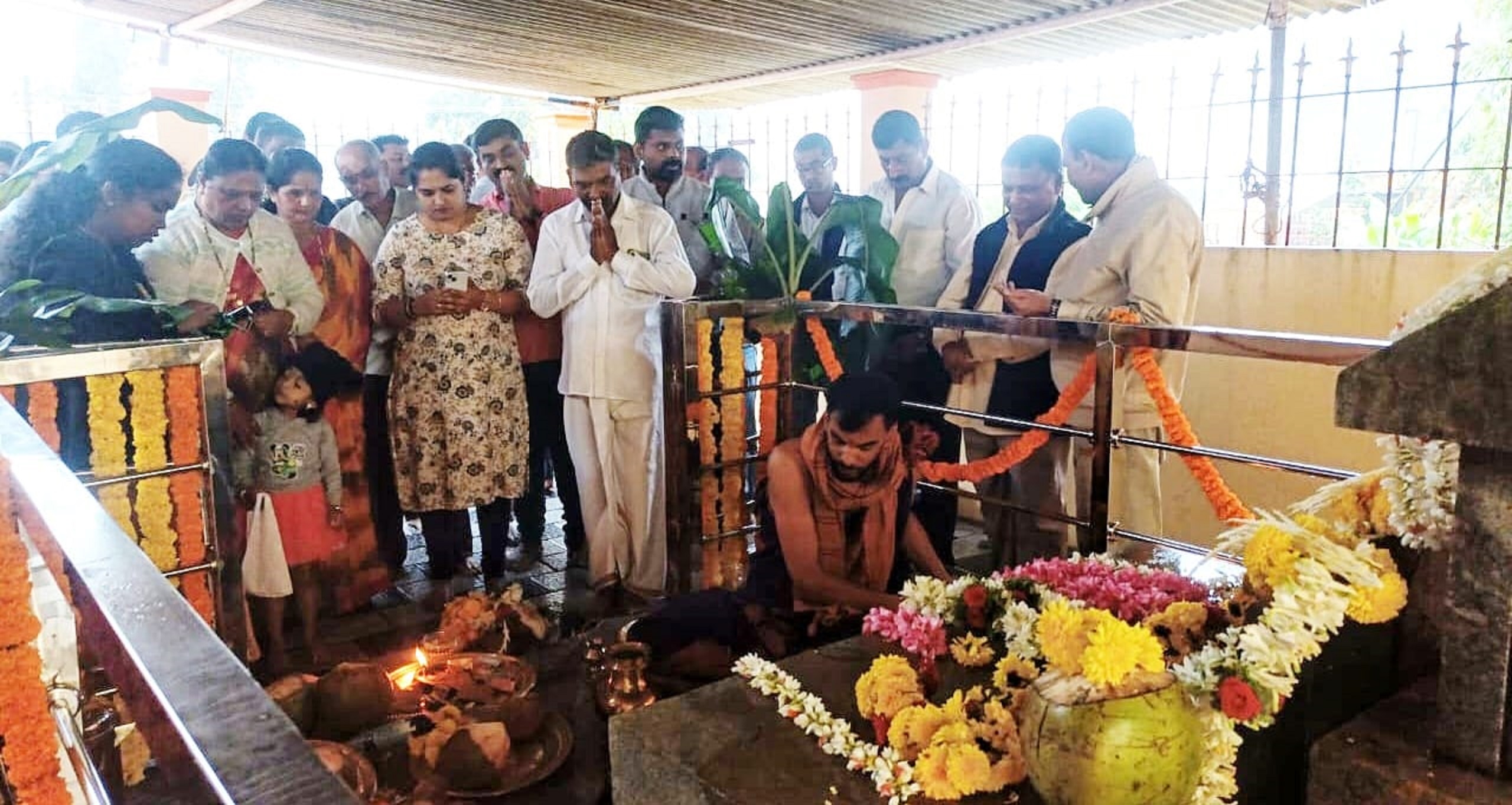 ಮಡಿಕೇರಿಯ ಕುಂದೂರುಮೊಟ್ಟೆ ಚೌಟಿ ಮಾರಿಯಮ್ಮ ದೇವಾಲಯದಲ್ಲಿ ಮಂಗಳವಾರ ನಾಗರಪಂಚಮಿ ಪ್ರಯುಕ್ತ ವಿಶೇಷ ಪೂಜೆ ನೆರವೇರಿತು