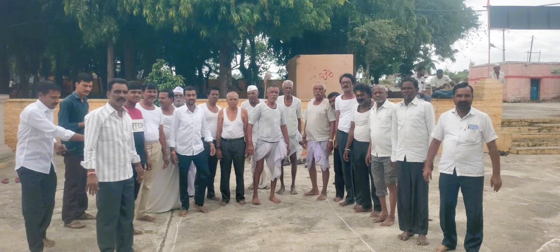 ಅಫಜಲಪುರ ತಾಲೂಕಿನ ಬಳ್ಳೂರ್ಗಿ ಗ್ರಾಮದಲ್ಲಿ ಗೆಳೆಯರ ಬಳಗದವರು ನಂದಿ ಬಸವೇಶ್ವರ ದೇವಸ್ಥಾನ ಆವರಣದಲ್ಲಿ ಮಂಗಳವಾರ ನಾಗರಪಂಚಮಿ ನಿಮಿತ್ಯವಾಗಿ ಕಬ್ಬಡ್ಡಿಯನ್ನು ಆಡಿದರು.