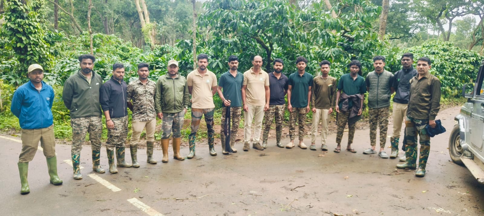 ಸಿದ್ದಾಪುರದ ಕರಡಿಗೋಡು ಗ್ರಾಮದಲ್ಲಿ ಕಾಡಾನೆ ಕಾಡಿಗಟ್ಟಲು ಭಾಗವಹಿಸಿರುವ ಕಾರ್ಯಾಚರಣೆ ತಂಡ 