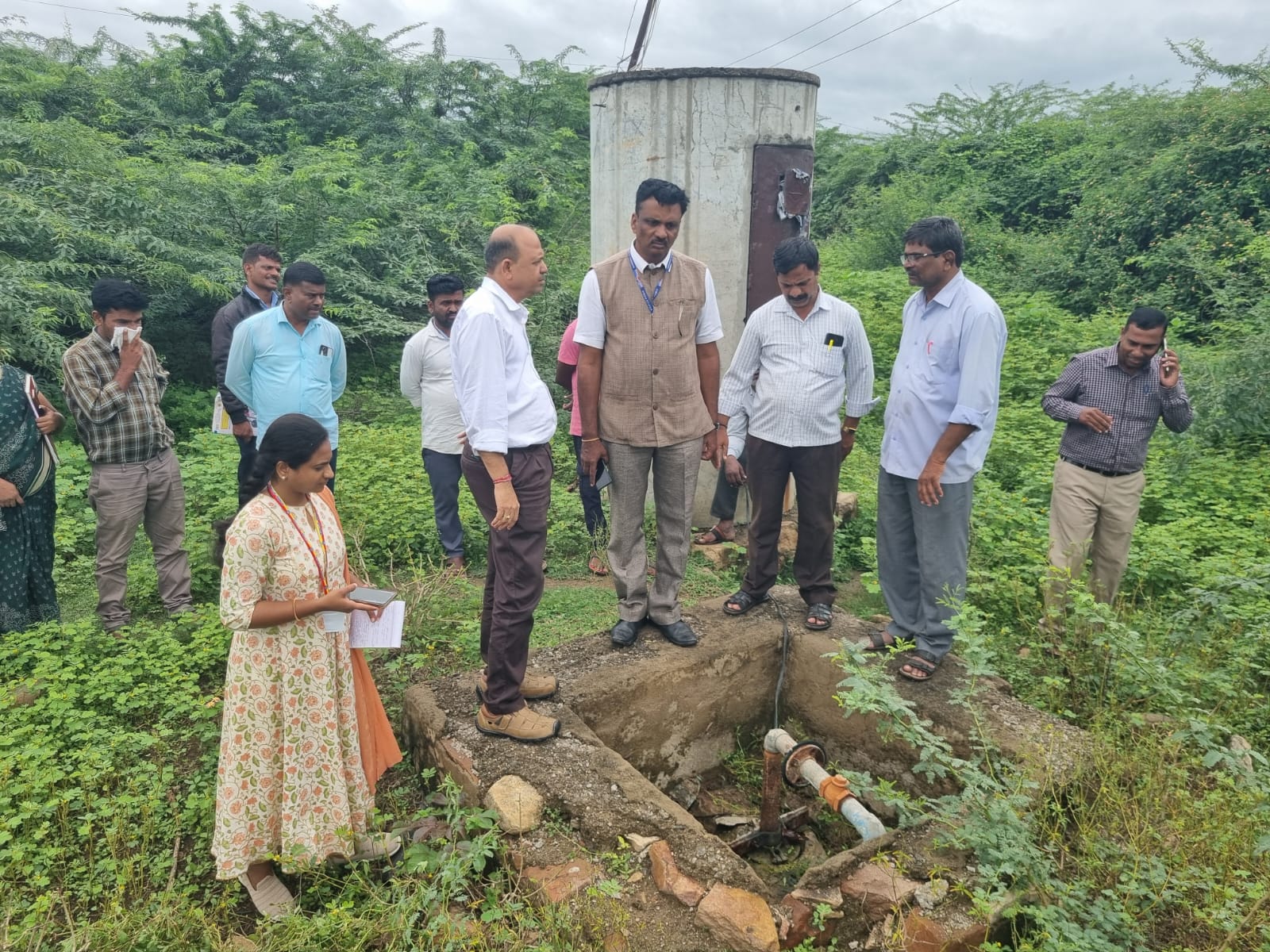 ನಿಡಗುಂದಿ ತಾಲ್ಲೂಕಿನ ಬ್ಯಾಲಿಹಾಳ ಗ್ರಾಮದಲ್ಲಿ ಕಲುಷಿತ ನೀರು ಸೇವಿಸಿ 30ಕ್ಕು ಅಧಿಕ ಗ್ರಾಮಸ್ಥರು ಅಸ್ವಸ್ಥಗೊಂಡ ಹಿನ್ನೆಲೆ ಗ್ರಾಮಕ್ಕೆ ಡಿಹೆಚ್ಓ ಡಾ.ಸಂಪತ್ ಗುಣಾರಿ ಹಾಗೂ ವೈದ್ಯಕೀಯ ತಂಡ ಗ್ರಾಮಕ್ಕೆ ಭೇಟಿ ನೀಡಿ ಹಳ್ಳದ ಬಳಿಯ ಬೋರ್ ವೆಲ್ ಸ್ಥಳ ಪರಿಶೀಲನೆ ನಡೆಸಿದರು.