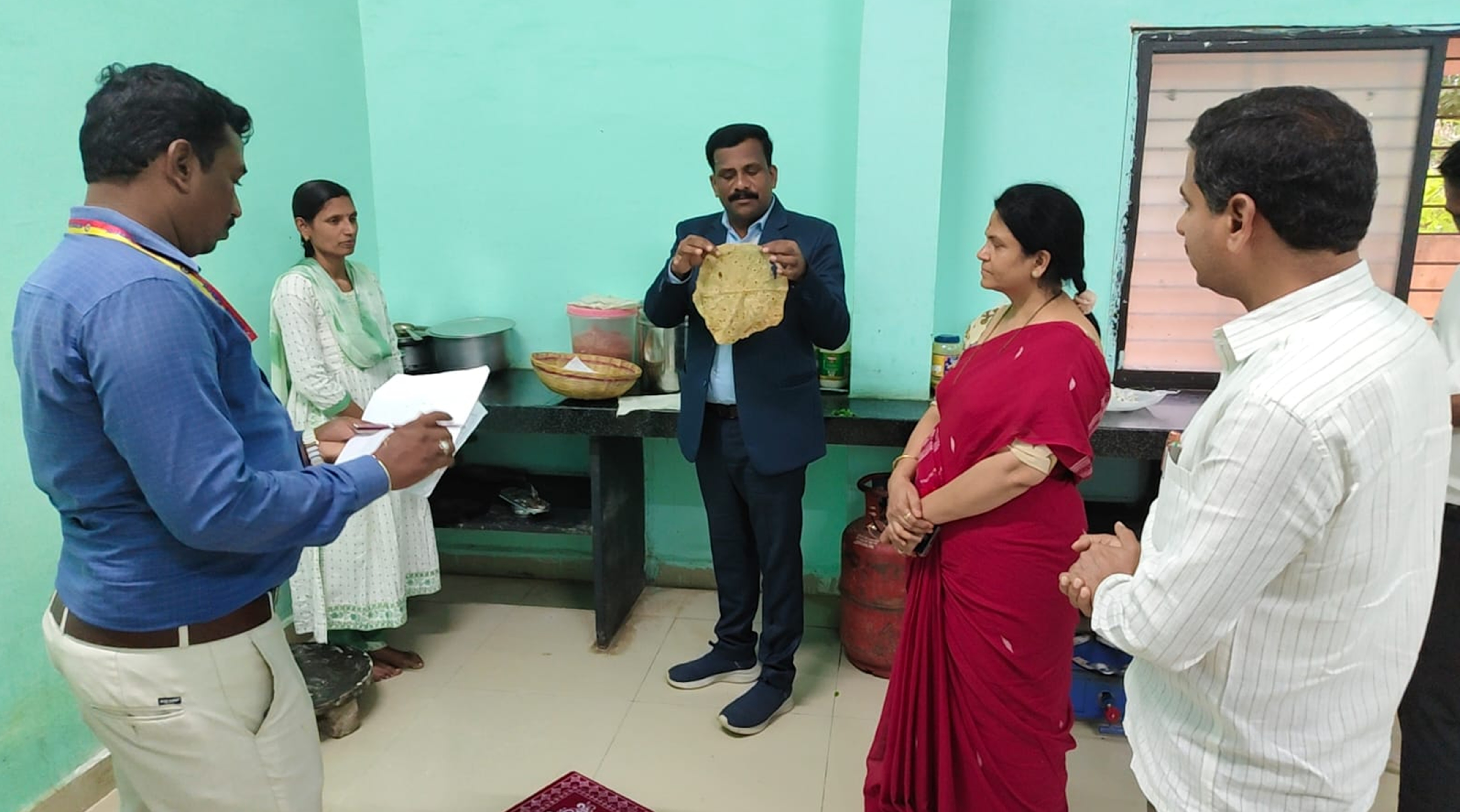 ಶಹಾಪುರ ಬಳಿ ಅಲ್ಪಸಂಖ್ಯಾತರ ಕಲ್ಯಾಣ ಇಲಾಖೆಯು ಅಡಿಯಲ್ಲಿ ನಡೆಯುತ್ತಿರುವ ಮೂರಾರ್ಜಿ ದೇಸಾಯಿ ವಸತಿ ಶಾಲೆಗೆ ರಾಜ್ಯ ಮಕ್ಕಳ ಹಕ್ಕುಗಳ ರಕ್ಷಣಾ ಆಯೋಗದ ಸದಸ್ಯ ಶಶಿಧರ ಕೋಸಂಬೆ ಭೇಟಿ ನೀಡಿ ಪರಿಶೀಲನೆ ನಡೆಸಿದರು