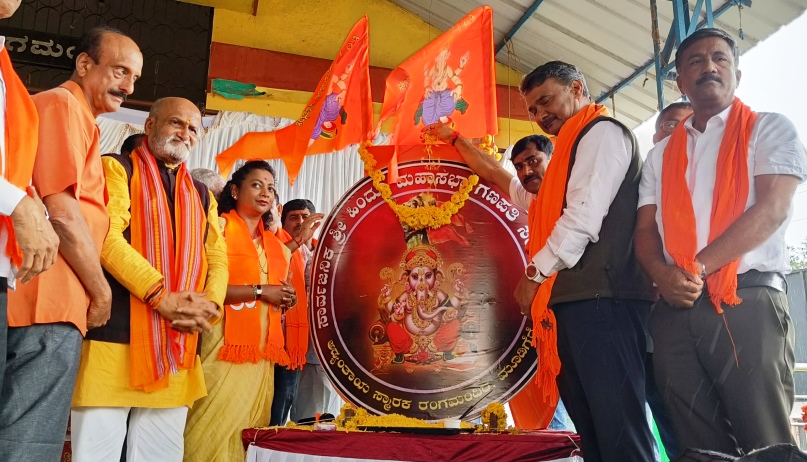 ಮೂಡಿಗೆರೆಯಲ್ಲಿ ಮಂಗಳವಾರ ಸಾರ್ವಜನಿಕ ಶ್ರೀ ಹಿಂದೂ ಮಹಾಸಭಾ ಗಣಪತಿ ಸೇವಾ ಸಮಿತಿ ಲಾಂಛನವನ್ನು ಉಪ ಸಭಾಪತಿ ಎಂ.ಕೆ.ಪ್ರಾಣೇಶ್ ಬಿಡುಗಡೆಗೊಳಿಸಿದರು. ಶಾಸಕಿ ನಯನಾ ಮೋಟಮ್ಮ ಶ್ರೀರಾಮಸೇನೆ ರಾಷ್ಟ್ರೀಯ ಅಧ್ಯಕ್ಷ ಪ್ರಮೋದ್ ಮುತಾಲಿಕ್ ಇದ್ದಾರೆ