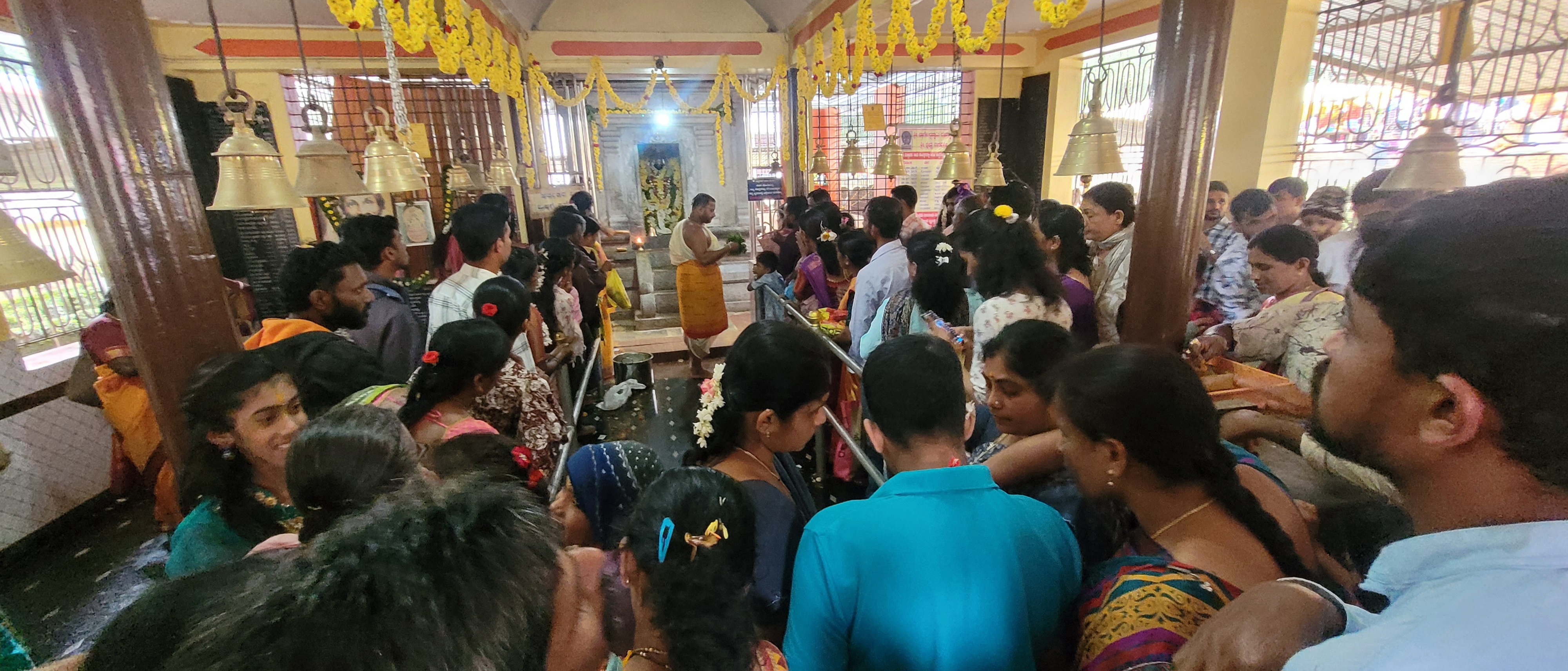 ನಾಗರಹಳ್ಳಿ ನಾಗೇಂದ್ರ ಸ್ವಾಮಿಯ ಸನ್ನಿಧಾನದಲ್ಲಿ ಮಂಗಳವಾರ ಜಾತ್ರಾ ಮಹೋತ್ಸವ ಅಂಗವಾಗಿ ಭಕ್ತರು ಆಗಮಿಸಿ ಪೂಜೆ ಸಲ್ಲಿಸಿದರು .