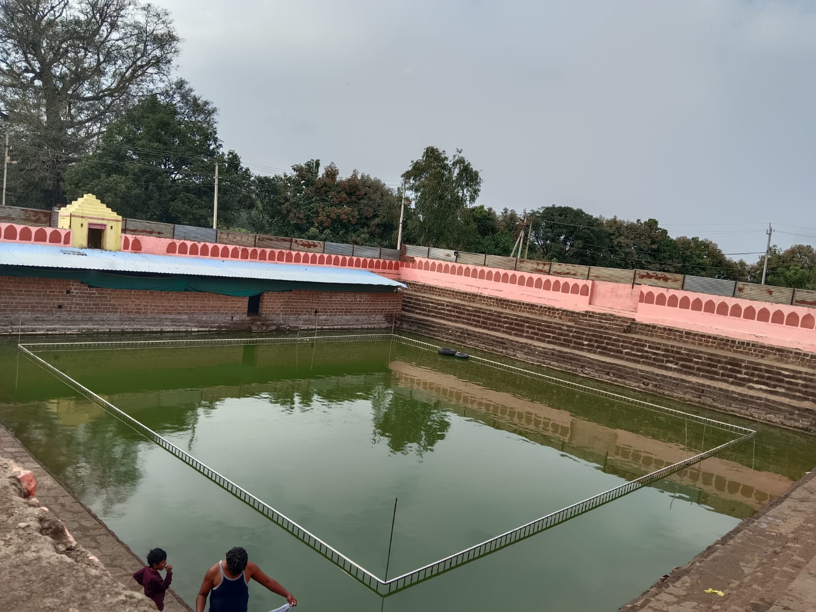 ಭಾಲ್ಕಿ ತಾಲ್ಲೂಕಿನ ಖಾನಾಪೂರ ಗ್ರಾಮದ ಮಲ್ಲಣ್ಣ ದೇವಸ್ಥಾನದ ಪಕ್ಕದಲ್ಲಿರುವ ಪವಿತ್ರ ಪುಷ್ಕರಣಿ