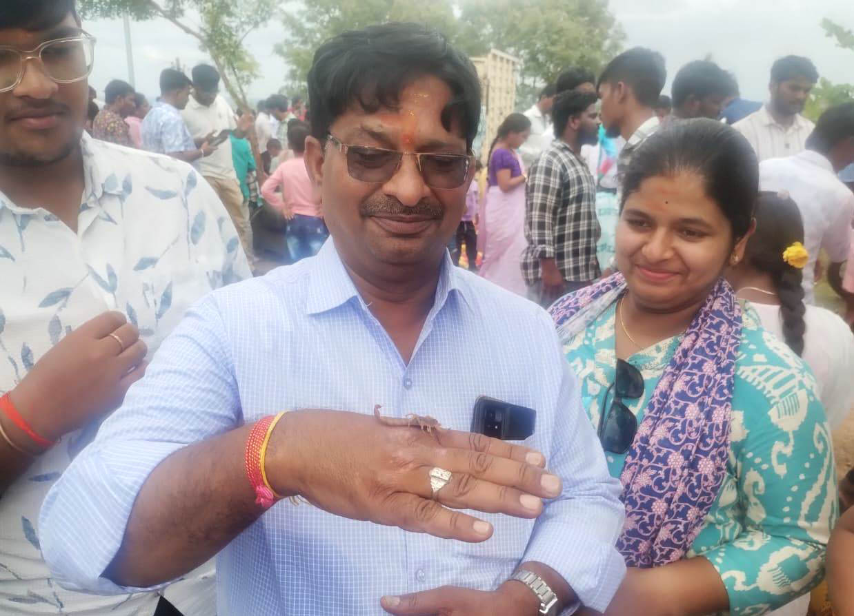 ಗುರುಮಠಕಲ್ ತಾಲ್ಲೂಕಿನ ಕಂದಕೂರು ಗ್ರಾಮದಲ್ಲಿ ಕೊಡೆಮ್ಮಾಯಿ ಜಾತ್ರೆಯಲ್ಲಿ ತೆಲಂಗಾಣದ ಭಕ್ತರ ಕುಟುಂಬ ಚೇಳು ಹಿಡಿದುಕೊಂಡು ಸಂಭ್ರಮಿಸಿತು.