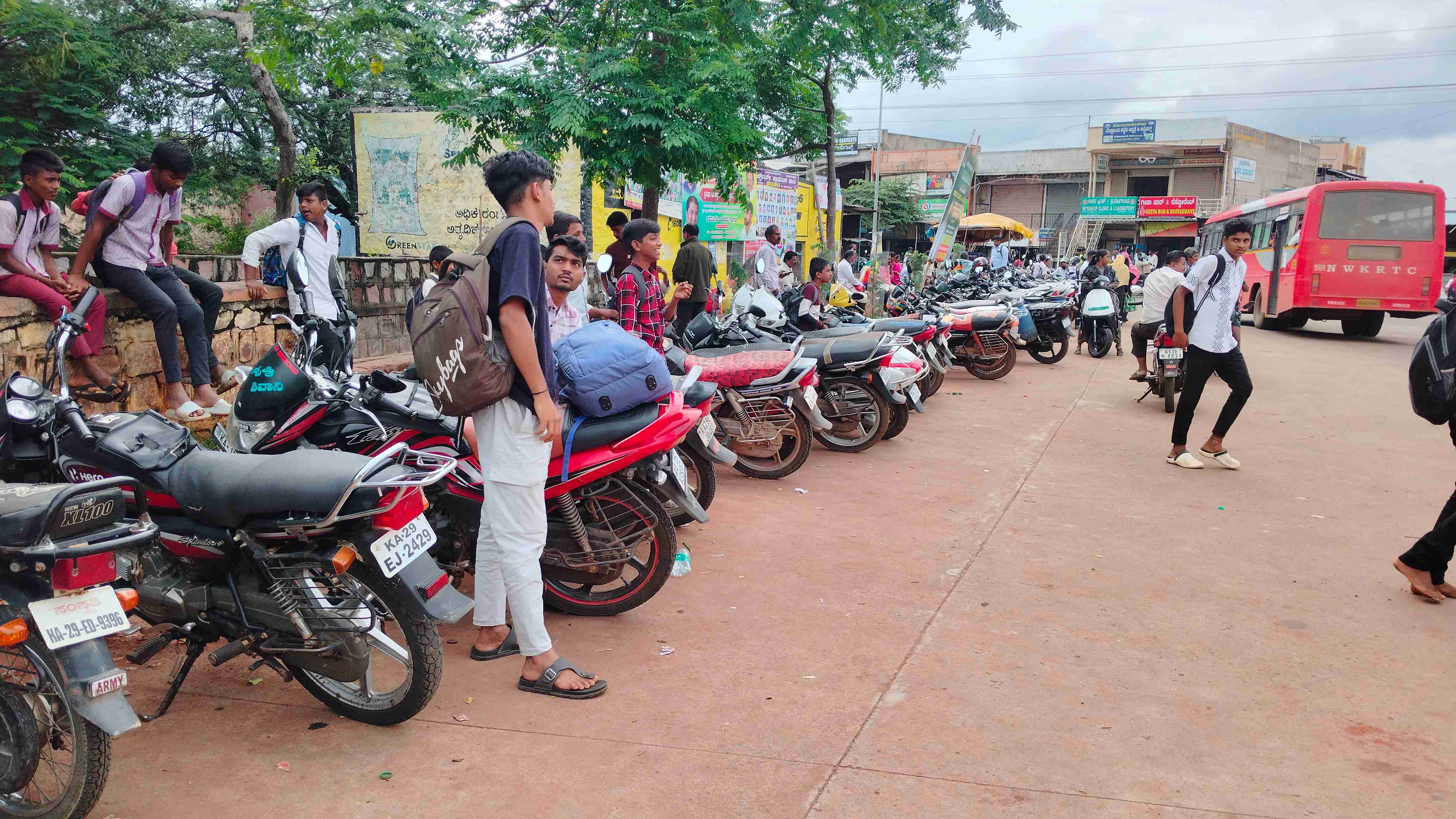 ಕೆರೂರ ಪಟ್ಟಣದ ಬಸ್ ನಿಲ್ದಾಣದಲ್ಲಿ ಎಲ್ಲೆಂದರಲ್ಲಿ ಬೈಕ್ ನಿಲ್ಲಿಸಲಾಗಿದೆ