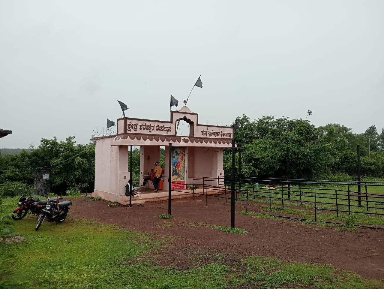 ಭಾಲ್ಕಿ ತಾಲ್ಲೂಕಿನ ಖಾನಾಪೂರ ಗ್ರಾಮದ ಮಲ್ಲಣ್ಣ ದೇವಸ್ಥಾನದ ಸಮೀಪದಲ್ಲಿರುವ ಶನೇಶ್ವರ ದೇವಸ್ಥಾನ