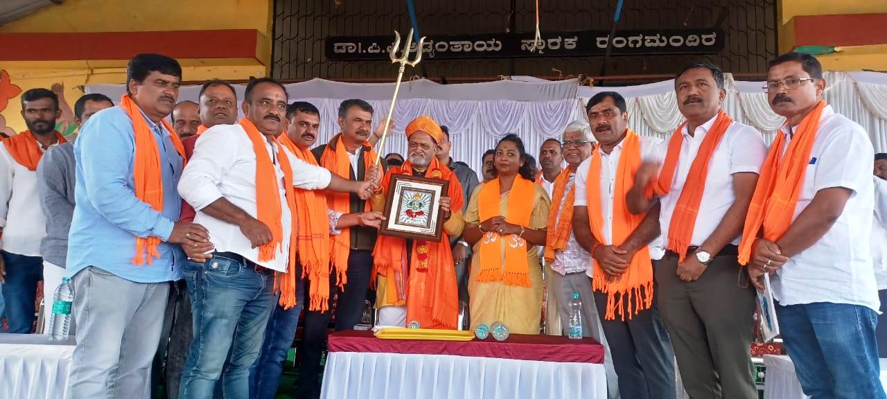 ಮೂಡಿಗೆರೆಯಲ್ಲಿ ಸಾರ್ವಜನಿಕ ಶ್ರೀಹಿಂದೂ ಮಹಾಸಭಾ ಗಣಪತಿ ಸೇವಾ ಸಮಿತಿ ವತಿಯಿಂದ ನಡೆದ ಲಾಂಛನ ಬಿಡುಗಡೆ ಕಾರ್ಯಕ್ರಮದಲ್ಲಿ ಶ್ರೀರಾಮಸೇನೆ ರಾಷ್ಟ್ರೀಯ ಅಧ್ಯಕ್ಷ ಪ್ರಮೋದ್ ಮುತಾಲಿಕ್ ಅವರನ್ನು ಸನ್ಮಾನಿಸಲಾಯಿತು. ಶಾಸಕಿ ನಯನಾ ಮೋಟಮ್ಮ ಇದ್ದಾರೆ
