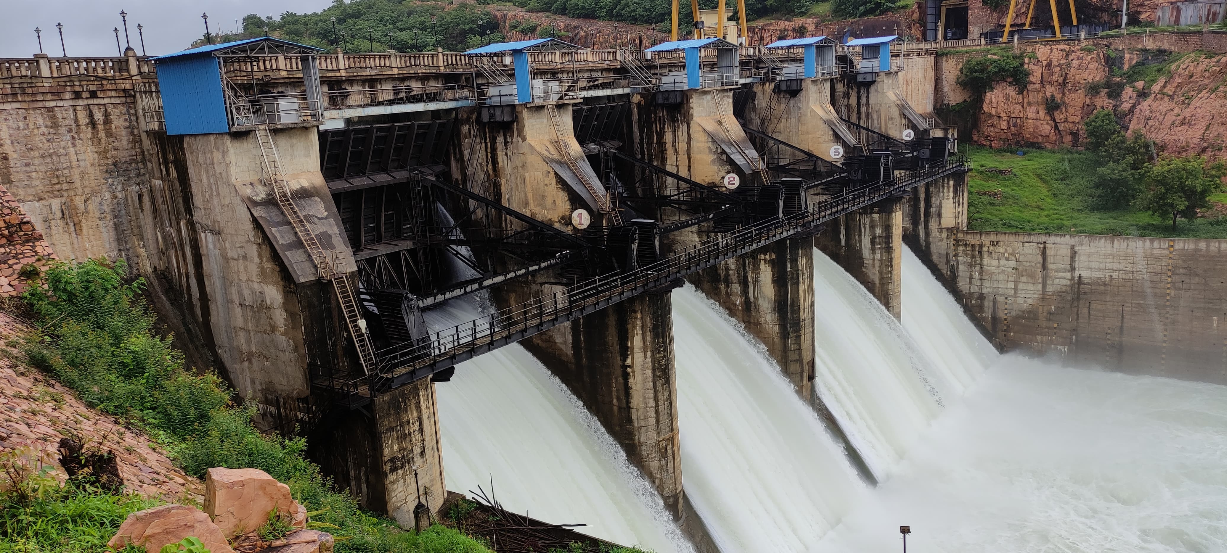 ಸವದತ್ತಿ ತಾಲ್ಲೂಕಿನ ನವಿಲುತೀರ್ಥ (ರೇಣುಕಾ ಸಾಗರ) ಜಲಾಶಯದಿಂದ ಬುಧವಾರವೂ ನೀರು ಹರಿಸಲಾಯಿತು  -ಪ್ರಜಾವಾಣಿ ಚಿತ್ರ