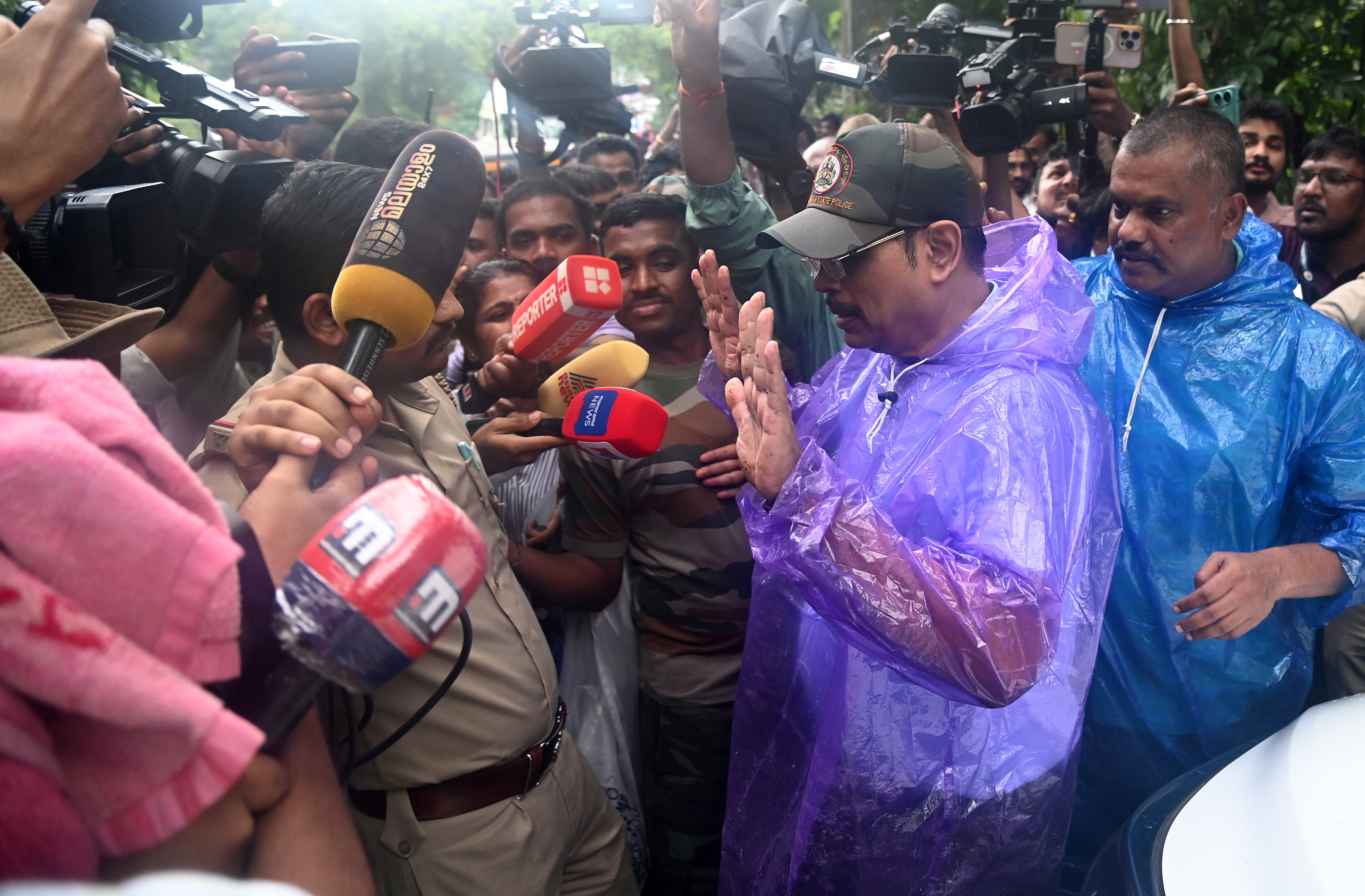 ಧರ್ಮಸ್ಥಳ ಪೊಲೀಸ್ ಠಾಣಾ ವ್ಯಾಪ್ತಿಯಲ್ಲಿ ಶೋಧಕಾರ್ಯ ನಡೆಯುತ್ತಿರುವ ಜಾಗಕ್ಕೆ ಭೇಟಿ ನೀಡಿದ ಎಸ್‌ಐಟಿ ಮುಖ್ಯಸ್ಥ ಪ್ರಣವ್‌ ಮೊಹಾಂತಿ ಅವರು ಮಾಧ್ಯಮದವರಿಗೆ ಹೇಳಿಕೆ ನೀಡಲು ನಿರಾಕರಿಸಿದರು