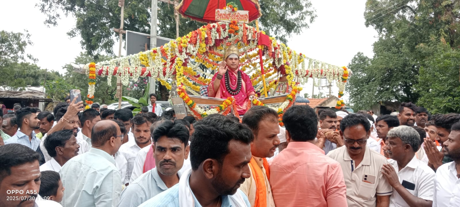 ಜಗಳೂರು ತಾಲ್ಲೂಕಿನ ಗಡಿಮಕುಂಟೆ ಗ್ರಾಮದ ಬಸವೇಶ್ವರ ಸ್ವಾಮಿ ಮೂರ್ತಿ ಪ್ರಾಣ ಪ್ರತಿಷ್ಠಾಪನೆ ಕಳಸಾರೋಹಣ ಅಂಗವಾಗಿ ಬುಧವಾರ ಉಜ್ಜಿನಿ ಶ್ರೀಗಳ ಅಡ್ಡಪಲ್ಲಕ್ಕಿ ಮಹೋತ್ಸವ ಜರುಗಿತು.