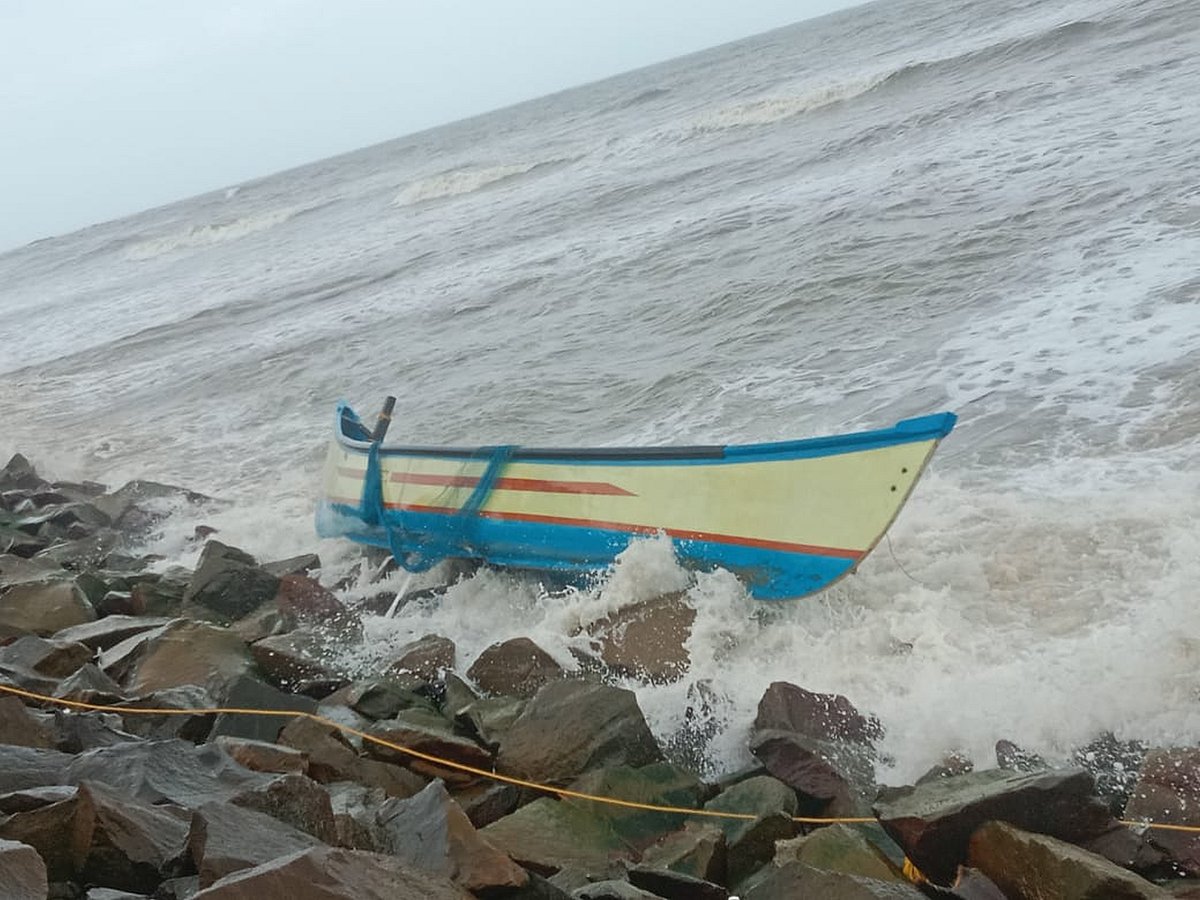 ಭಟ್ಕಳ: ದೋಣಿ ಮಗುಚಿ ನಾಲ್ವರು ಸಮುದ್ರಪಾಲು