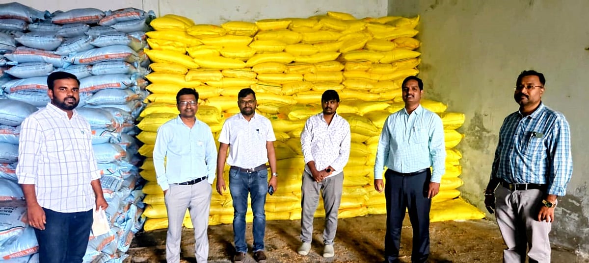 ಕಾರಟಗಿ | ಅಧಿಕ ಯೂರಿಯಾ ಮಾರಾಟ: 2 ಅಂಗಡಿ ಪರವಾನಗಿ ರದ್ದು