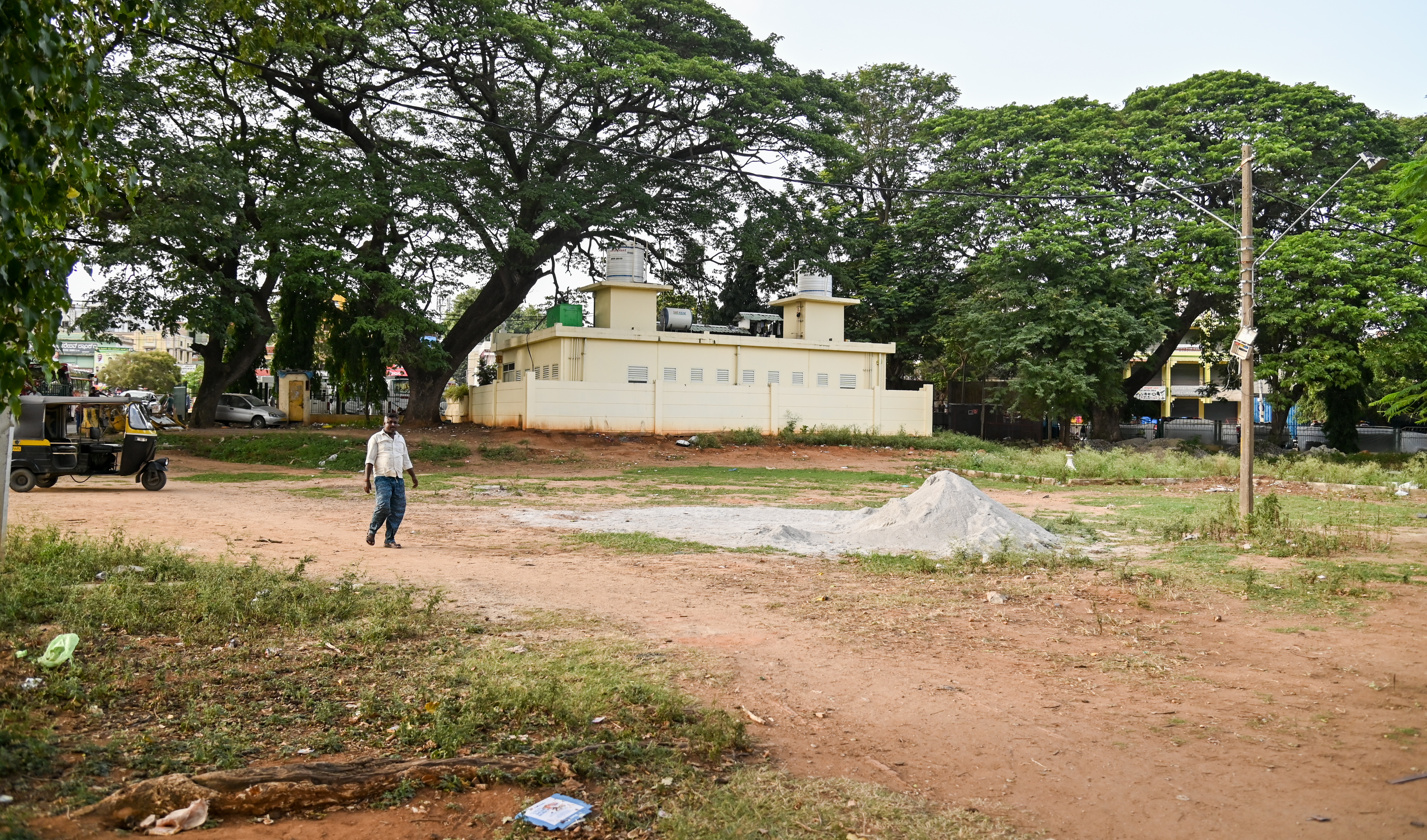 ಉದ್ಯಾನದಲ್ಲಿ ಎಂಸ್ಯಾಂಡ್‌ ಸುರಿದಿರುವುದು  