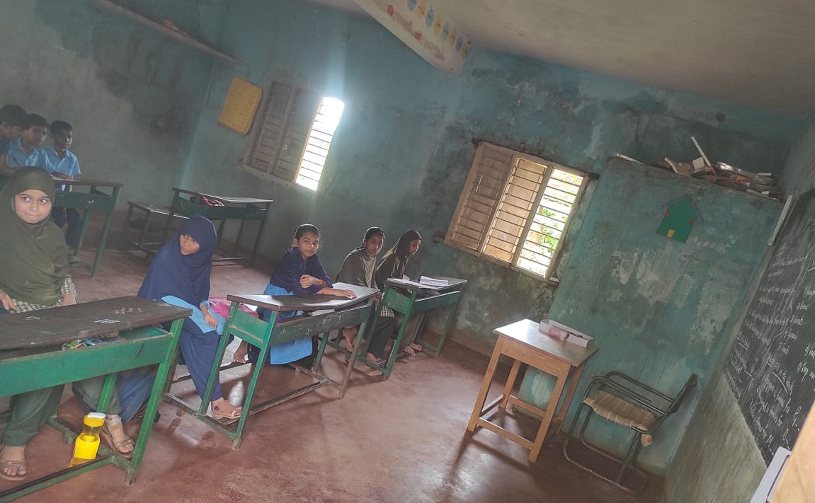 ಹಿರೇಕೆರೂರು ತಾಲ್ಲೂಕಿನ ಹಂಸಬಾವಿ ಗ್ರಾಮದ ಹಿರಿಯ ಪ್ರಾಥಮಿಕ ಉರ್ದು ಶಾಲೆಯ ಮಕ್ಕಳು ಶೌಚಾಲಯದ ಎದುರು ಪಾಠ ಕೇಳುತ್ತಿರುವುದು