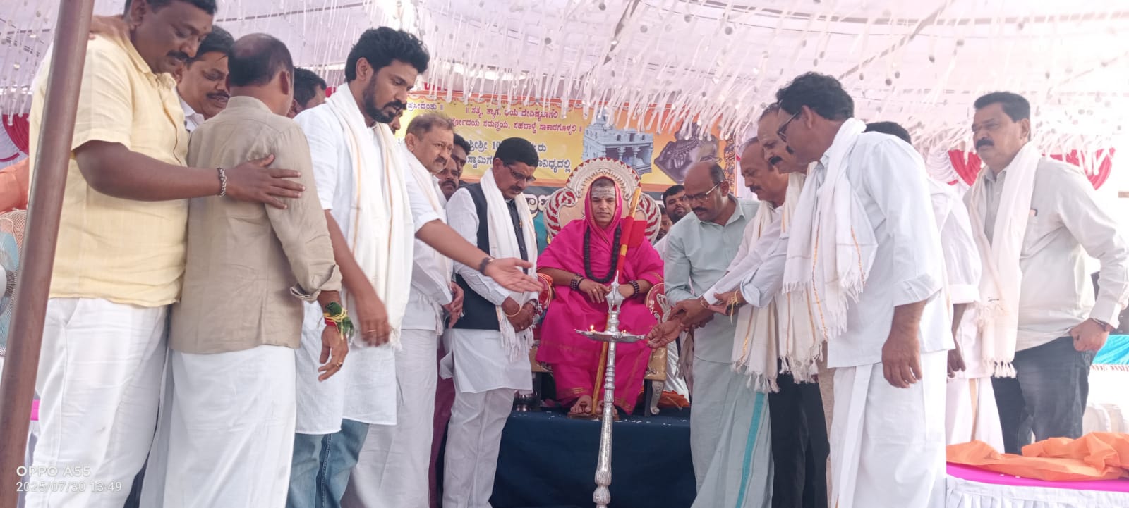  ಜಗಳೂರು ತಾಲ್ಲೂಕಿನ ಗಡಿಮಕುಂಟೆ ಗ್ರಾಮದ ಬಸವೇಶ್ವರ ಸ್ವಾಮಿ ಮೂರ್ತಿ ಪ್ರಾಣ ಪ್ರತಿಷ್ಠಾಪನೆ ಕಳಸಾರೋಹಣ ಹಾಗೂ ಅಡ್ಡಪಲ್ಲಕ್ಕಿ ಮಹೋತ್ಸವ ಕಾರ್ಯಕ್ರಮದಲ್ಲಿ ಉಜ್ಜಿನಿ ಶ್ರೀ ಶಾಸಕ ಬಿ. ದೇವೇಂದ್ರಪ್ಪ ಮಾಜಿ ಕೇಂದ್ರ ಸಚಿವ ಜಿ.ಎಂ. ಸಿದ್ದೇಶ್ವರ್ ಮಾಜಿ ಶಾಸಕರಾದ ಎಸ್.ವಿ. ರಾಮಚಂದ್ರ ಎಚ್.ಪಿ. ರಾಜೇಶ್ ಭಾಗವಹಿಸಿದ್ದರು.