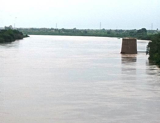 ರಾಜ್ಯದ ಧೂಳಖೆ ಹಾಗೂ ಟಾಕಳು ಗ್ರಾಮಗಳ ಮಧ್ಯ ಹಾದು ಹೋಗಿರುವ ಭೀಮಾ ನದಿ ತುಂಬಿ ಹರಿಯುತ್ತಿರುವದು