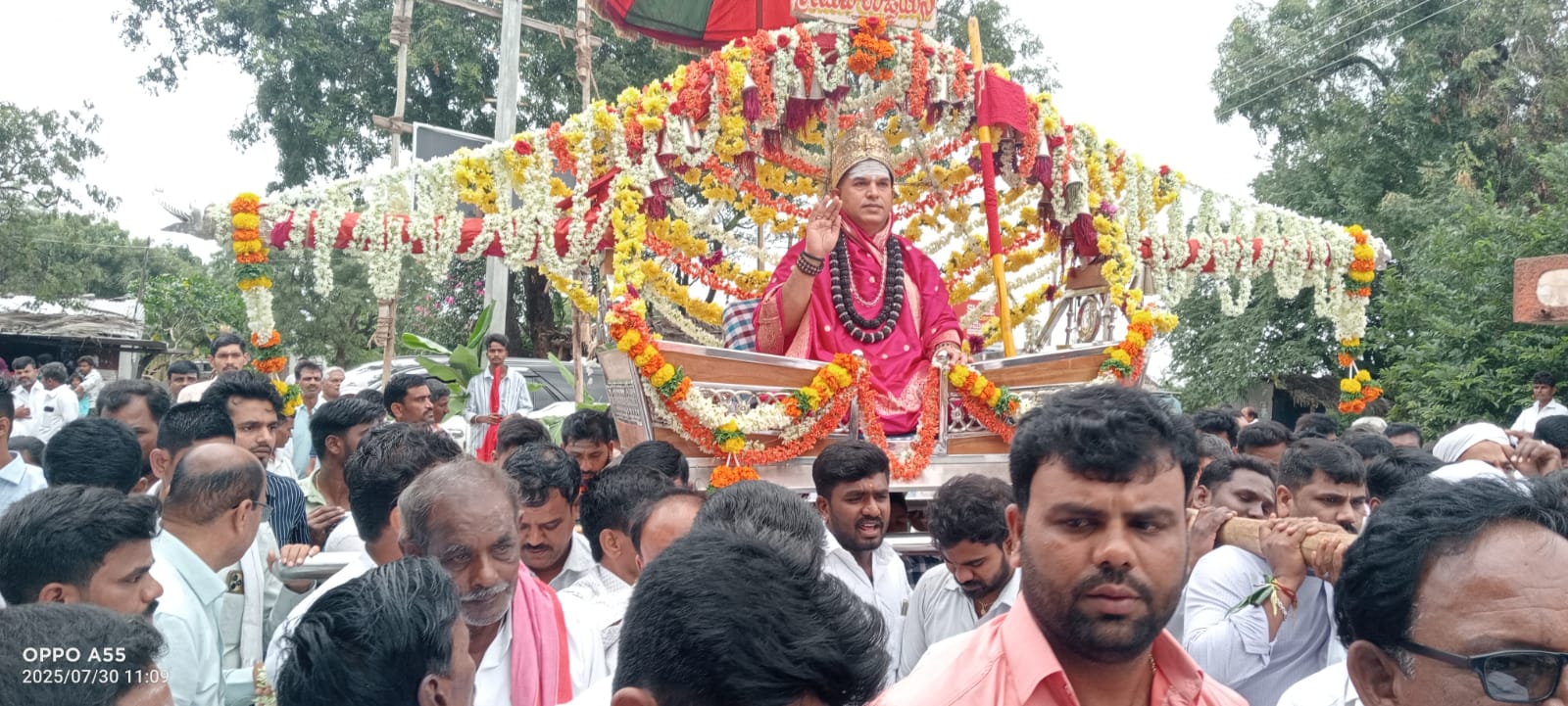 ಜಗಳೂರು ತಾಲ್ಲೂಕಿನ ಗಡಿಮಕುಂಟೆ ಗ್ರಾಮದ ಬಸವೇಶ್ವರ ಸ್ವಾಮಿ ಮೂರ್ತಿ ಪ್ರಾಣ ಪ್ರತಿಷ್ಠಾಪನೆ ಕಳಸಾರೋಹಣ ಅಂಗವಾಗಿ ಬುಧವಾರ ಉಜ್ಜಿನಿ ಶ್ರೀಗಳ ಅಡ್ಡಪಲ್ಲಕ್ಕಿ ಮಹೋತ್ಸವ ಜರುಗಿತು.