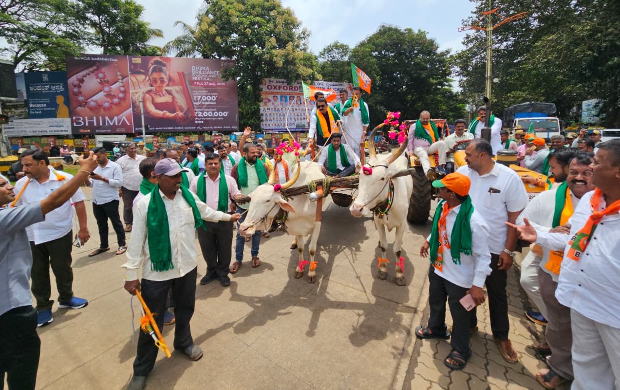 ಬೆಳಗಾವಿಯ ರಾಣಿ ಚನ್ನಮ್ಮನ ವೃತ್ತದಿಂದ ಜಿಲ್ಲಾಧಿಕಾರಿ ಕಚೇರಿಯವರೆಗೆ ಚಕ್ಕಡಿ ಟ್ರ್ಯಾಕ್ಟರ್‌ನಲ್ಲಿ ಬಿಜೆಪಿ ಕಾರ್ಯಕರ್ತರು ಮೆರವಣಿಗೆ ನಡೆಸಿದರು
