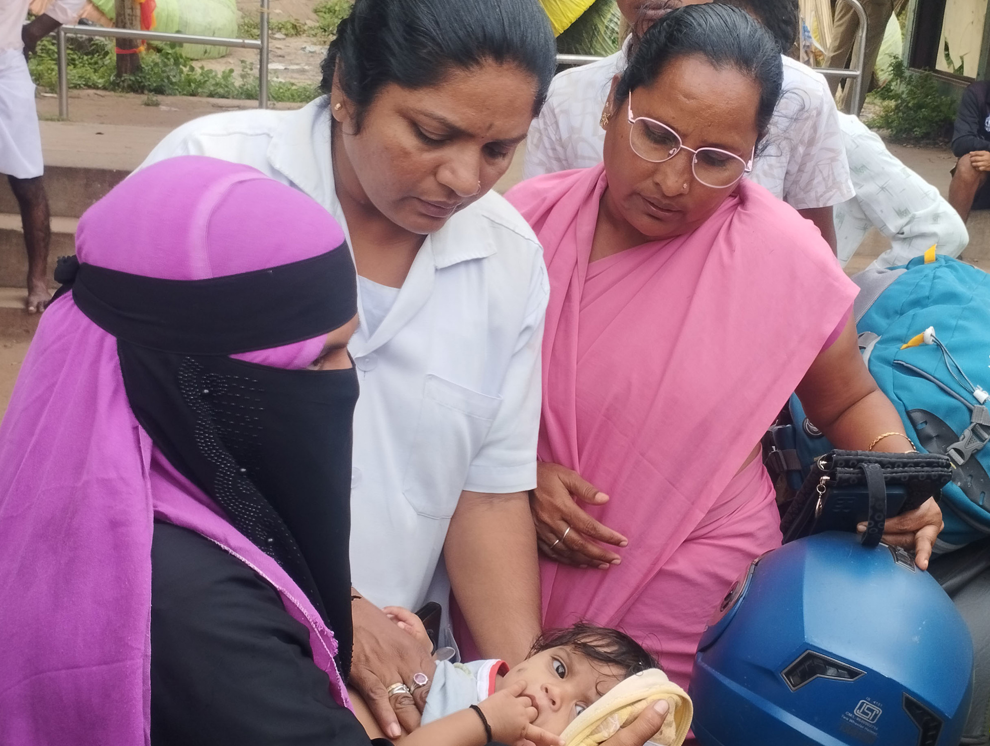 ಕಂಪ್ಲಿ ಕೋಟೆ ಬಳಿಯ ತುಂಗಭದ್ರಾ ನದಿ ಸೇತುವೆ ಮೇಲೆ ವಾಹನ ಸಂಚಾರ ಆರಂಭಕ್ಕೆ ಮುನ್ನ ಗಂಗಾವತಿ ಆಸ್ಪತ್ರೆಗೆ ತೆರಳಲು ಬಂದಿದ್ದ ಮಗುವಿನ ಆರೋಗ್ಯವನ್ನು ಪಿಎಚ್‍ಸಿಒ ಮಹಾಲಕ್ಷ್ಮಿ ತಪಾಸಣೆ ನಡೆಸಿದರು