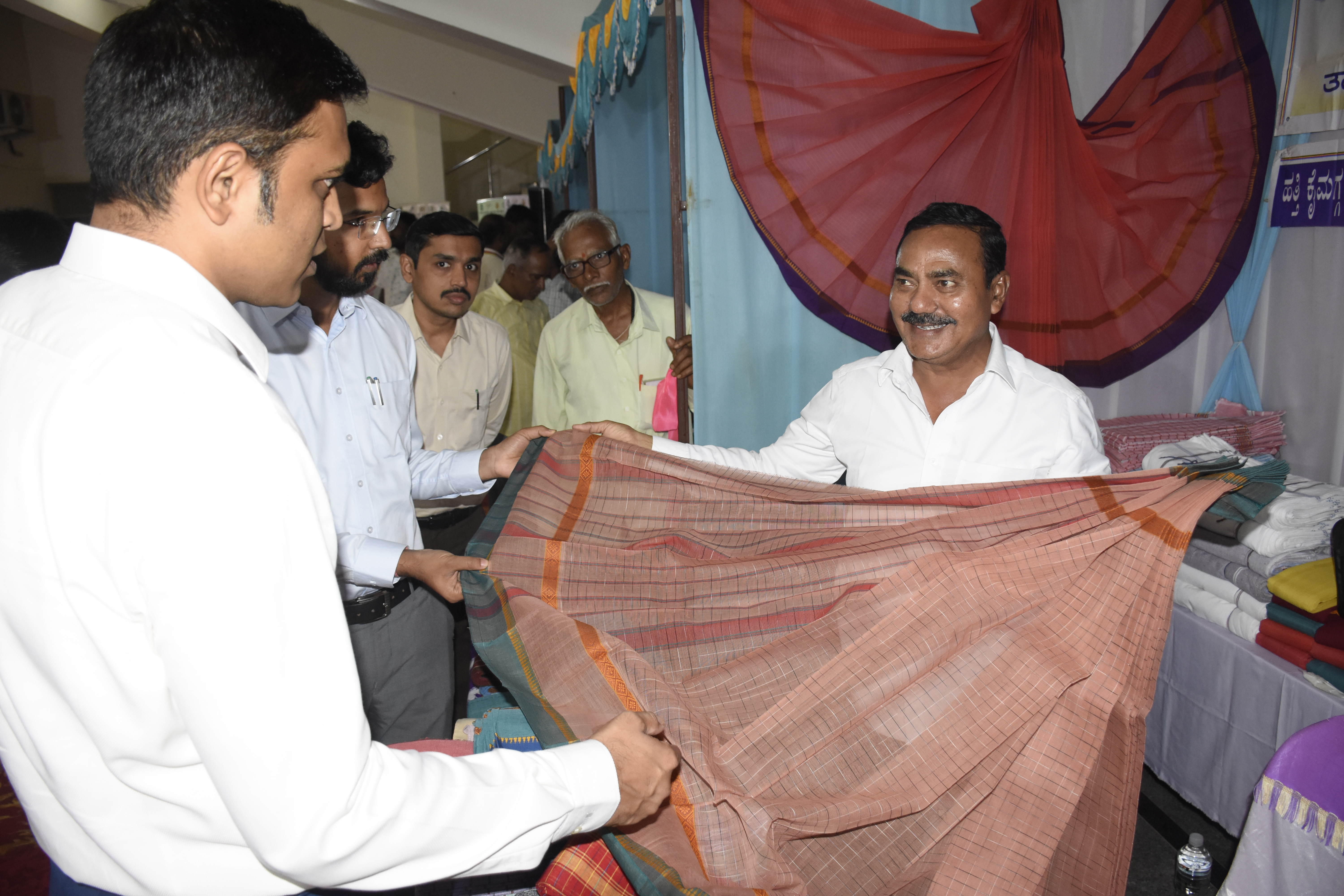 ಡಿಸಿ ಹರ್ಷಲ್ ಭೋಯರ್ ಅವರು ಸಿರಿ ಮಳಿಗೆಯಲ್ಲಿ ಸೀರೆಯೊಂದು ಖರೀದಿಸಿದರು