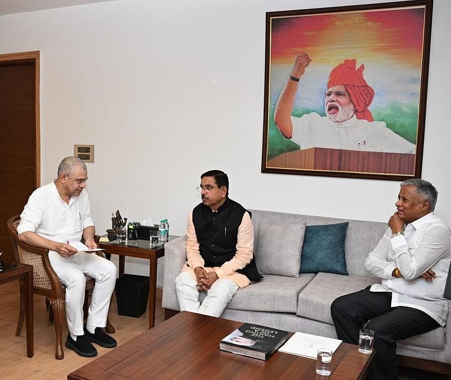 ಹುಬ್ಬಳ್ಳಿ ರೈಲ್ವೆ ನಿಲ್ದಾಣ ಮೇಲ್ದರ್ಜೆ: ವೈಷ್ಣವ್‌ಗೆ ಪ್ರಲ್ಹಾದ ಜೋಶಿ ಮನವಿ 