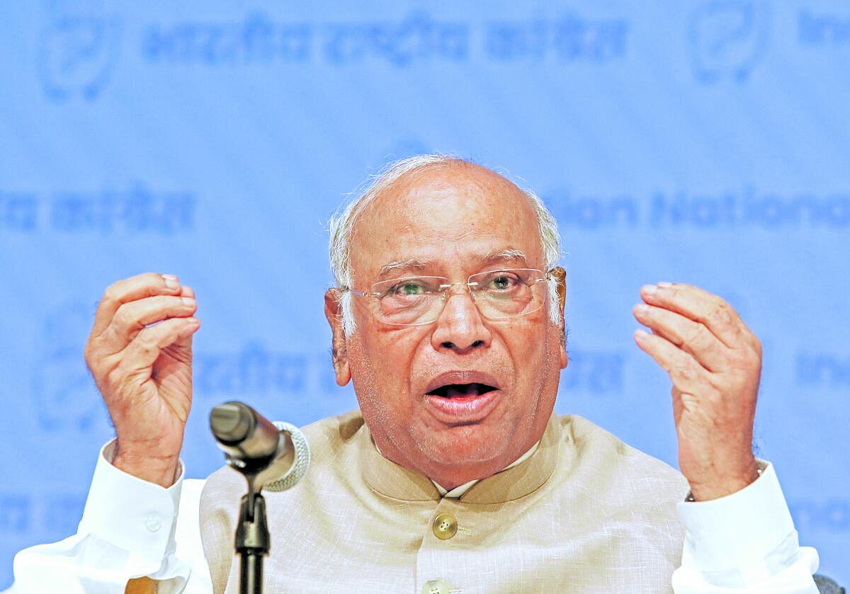 ಟ್ರಂಪ್ ಹೇಳಿಕೆಗಳಿಗೆ ಮೋದಿ ನಿರುತ್ತರ; ಪ್ರಧಾನಿ ಮೌನ ಪ್ರಶ್ನಿಸಿದ ಖರ್ಗೆ